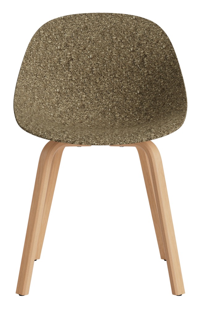 Normann Copenhagen Mat Chair Wood Stuhl mit brauner Sitzschale und hellem Holzgestell.