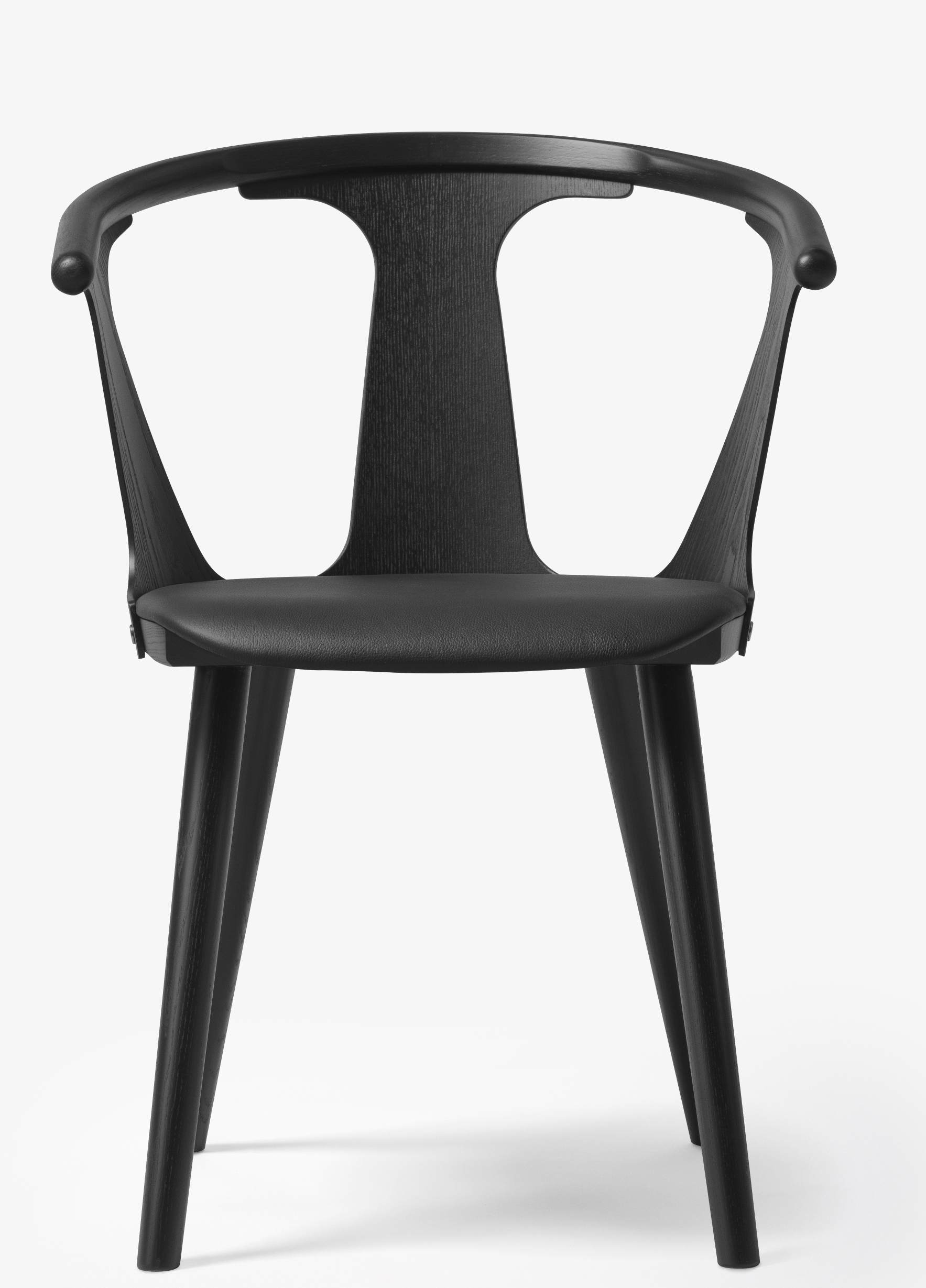 AndTradition In Between Armchair SK2, Armlehnenstuhl aus Holz mit schwarzem Sitzpolster, Frontansicht.