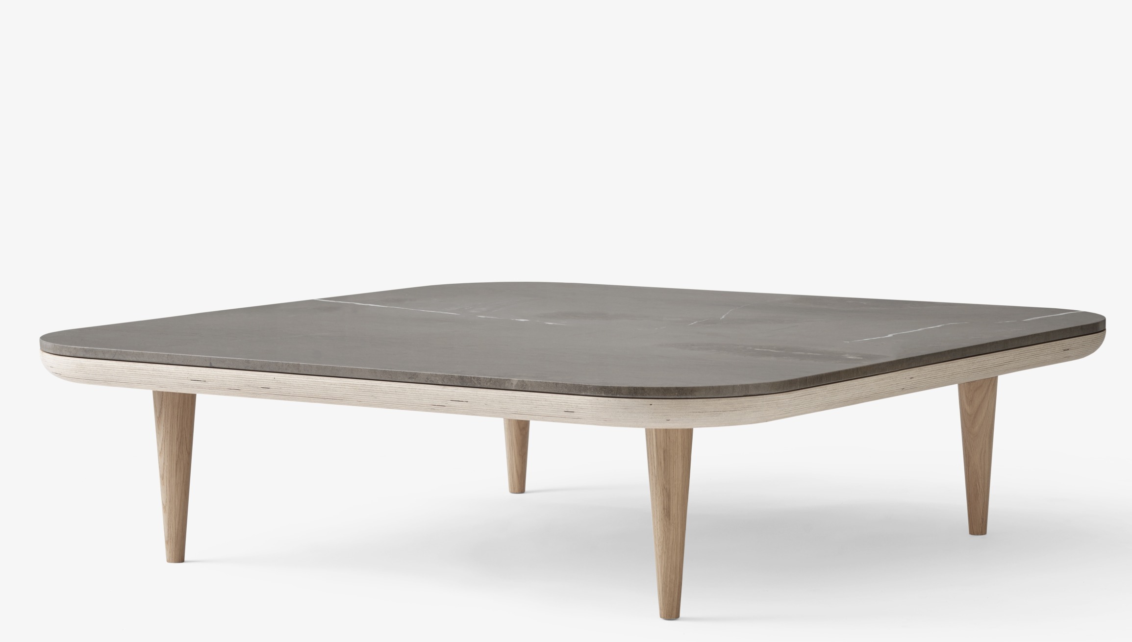 Fly Table Couchtisch von AndTradition mit quadratischer, grauer Marmorplatte und hellem Holzgestell auf weißem Hintergrund.