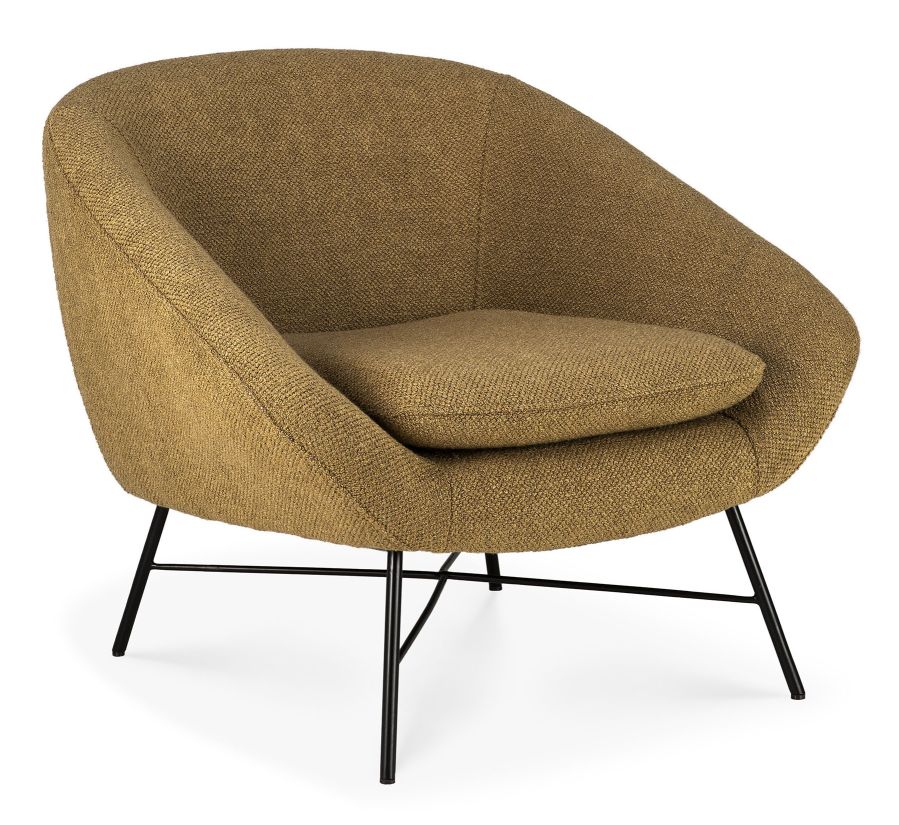 Barrow Sessel in Ingwer von Ethnicraft: Moderner Ohrensessel mit schwarzem Metallgestell und strukturiertem Stoff.