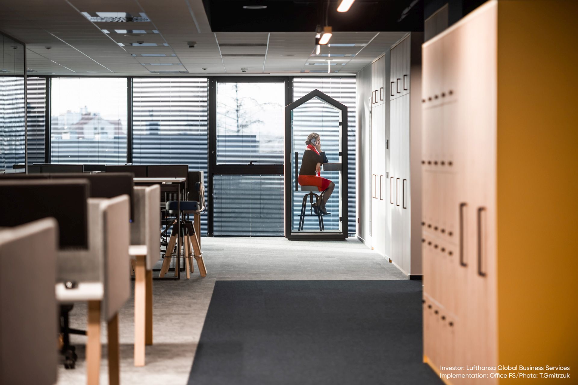 treehouse THS 1T Akustikkabine von Bejot in einem modernen Büro mit einer Frau am Telefon.
