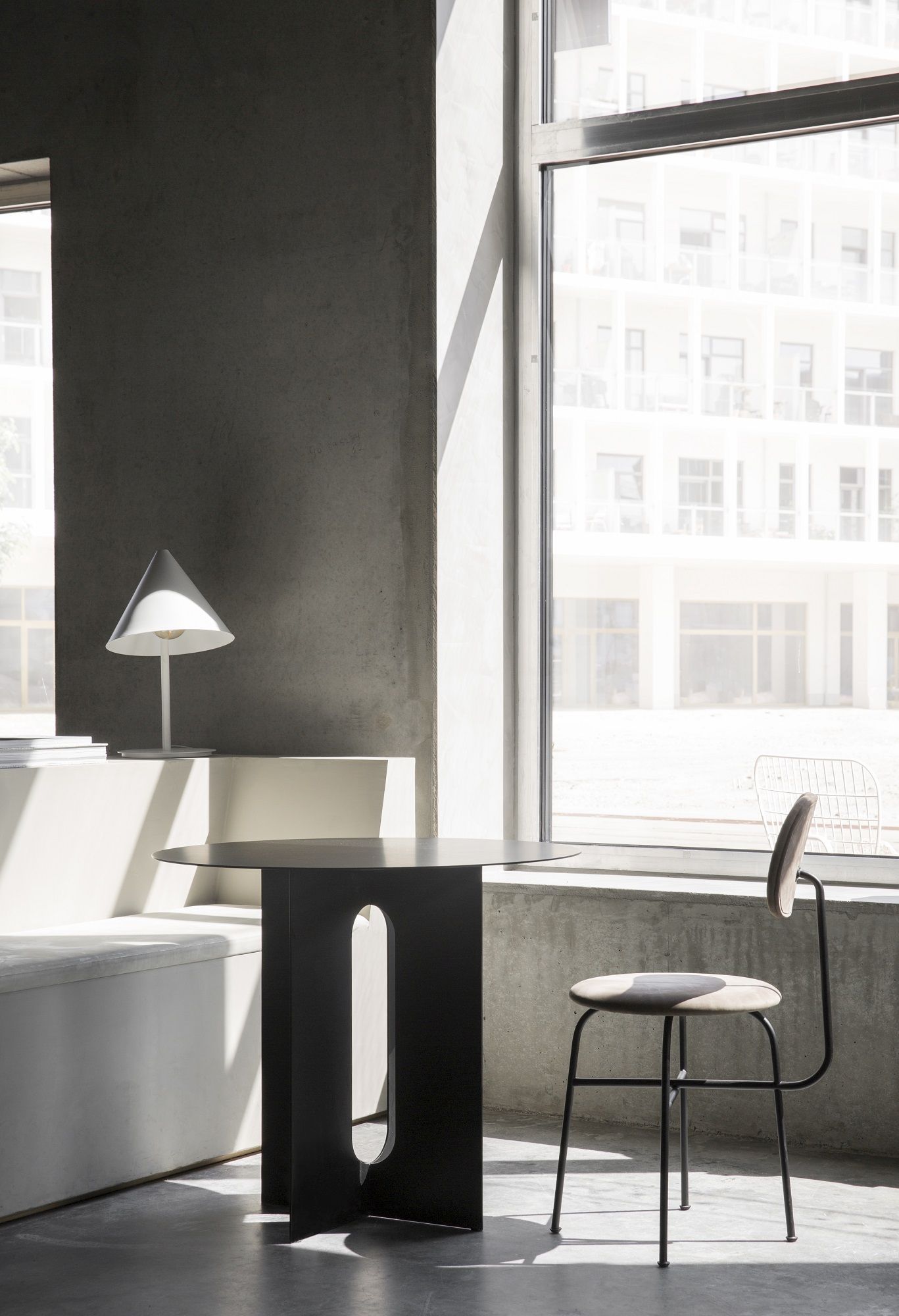 Afteroom Dining Chair Plus von Audo Copenhagen neben einem Tisch in einem hellen Raum.