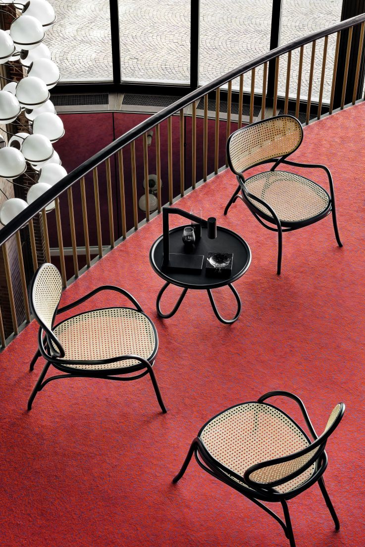 Drei Wiener GTV Design Sessel mit Rohrgeflecht und schwarzem Gestell auf rotem Teppich.