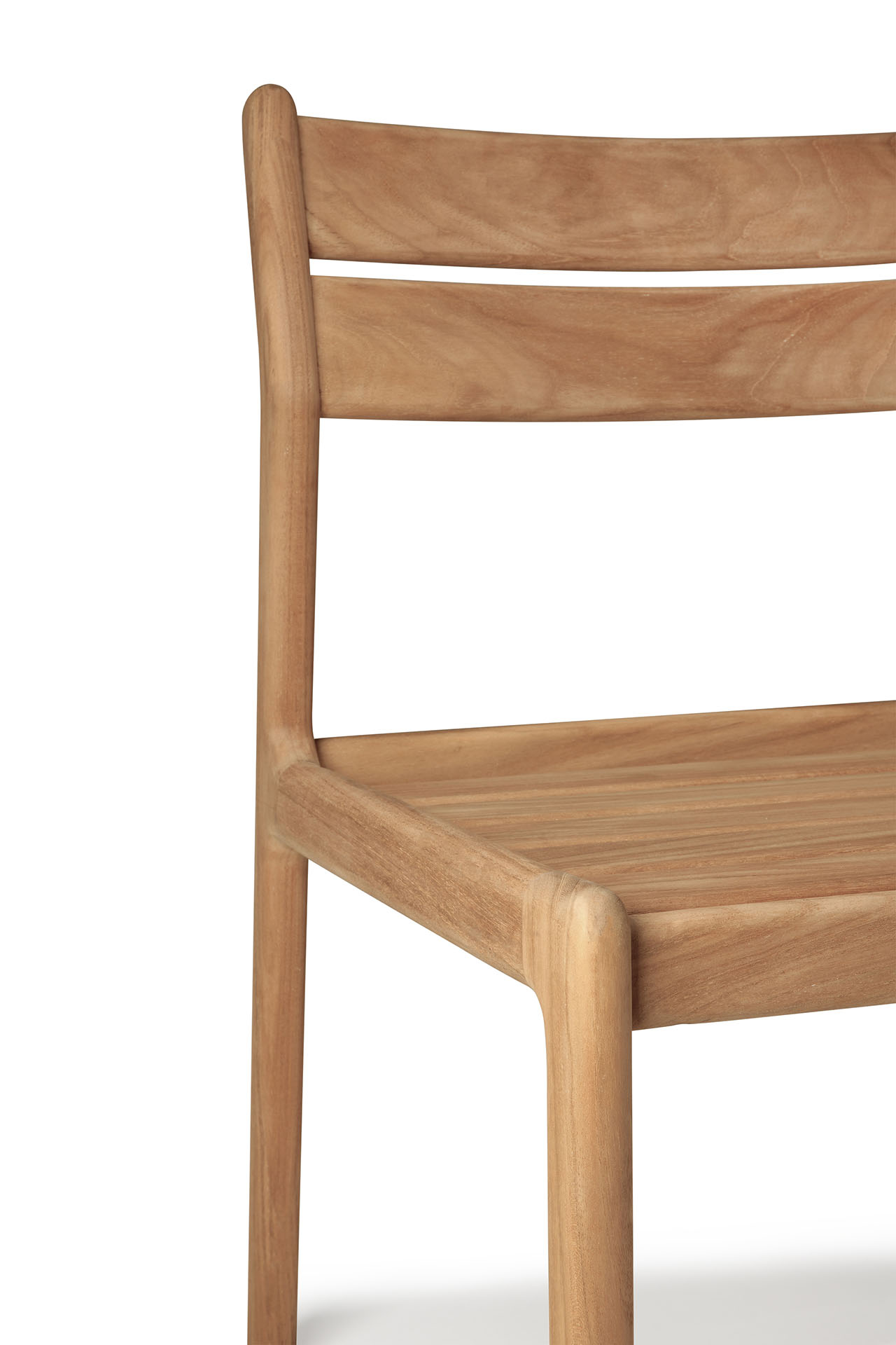 Detailansicht des Ethnicraft Jack Outdoor Stuhlgestells aus Teakholz, ideal für Garten und Terrasse.