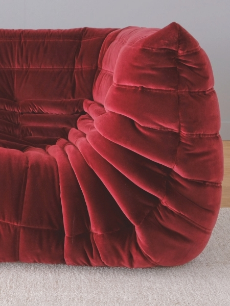 Detailansicht: Rotes, modulares Togo Sofa aus Samt, modernes Design für Wohnzimmer.