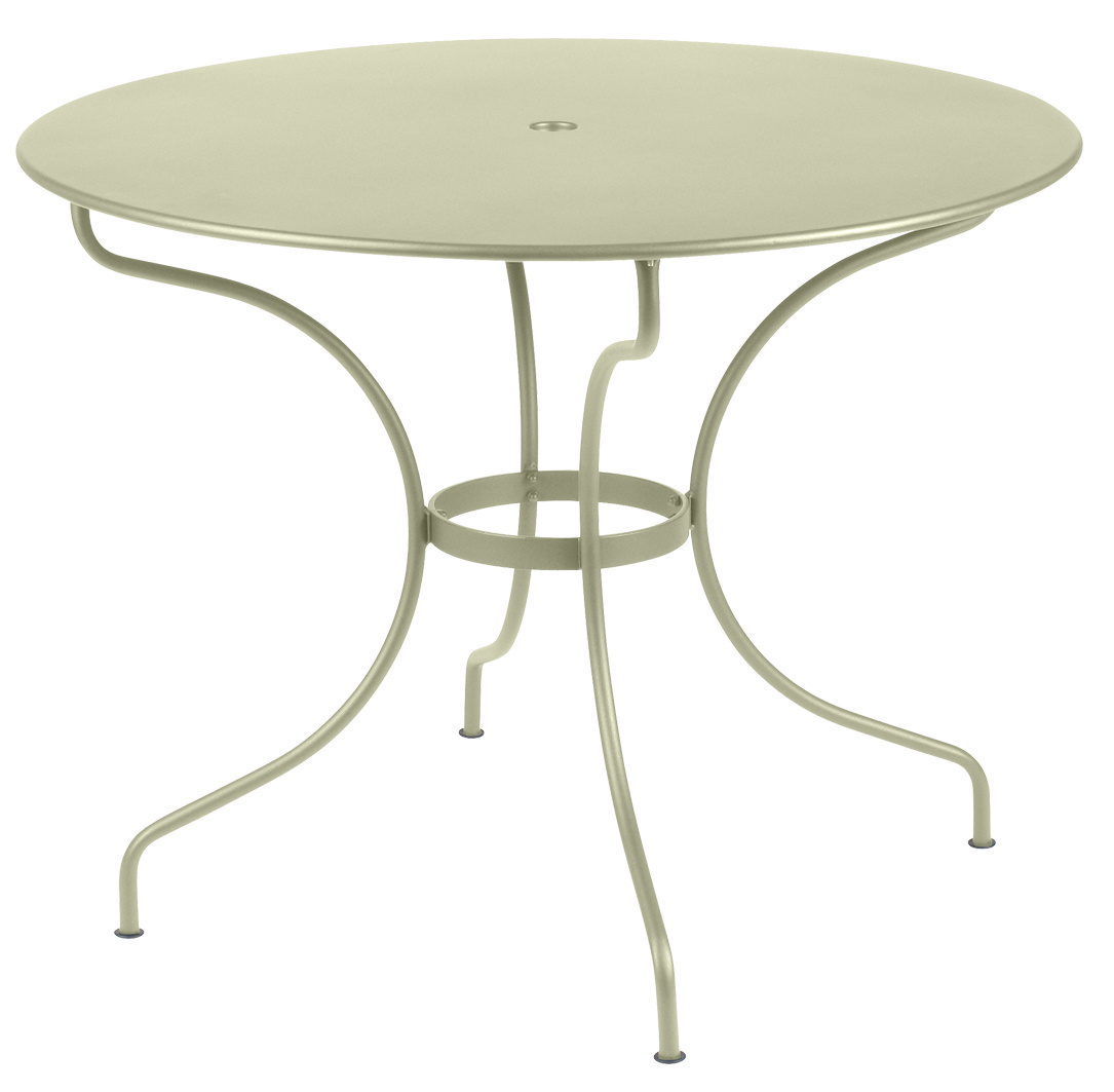 Runder, hellgrüner Opéra+ Gartentisch von Fermob, ideal für den Außenbereich, mit filigranem Metallgestell.