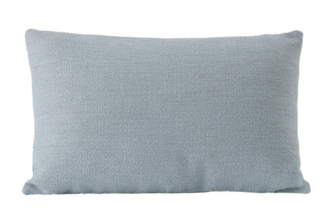 Hellblaues Mingle Cushion Kissen von Muuto aus strukturiertem Stoff, rechteckig für Sofa oder Bett.