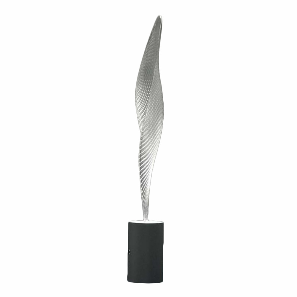 Cosmic Leaf Stehleuchte von Artemide: Moderne Bodenleuchte mit spiralförmigem Lampenschirm und schwarzem Sockel.