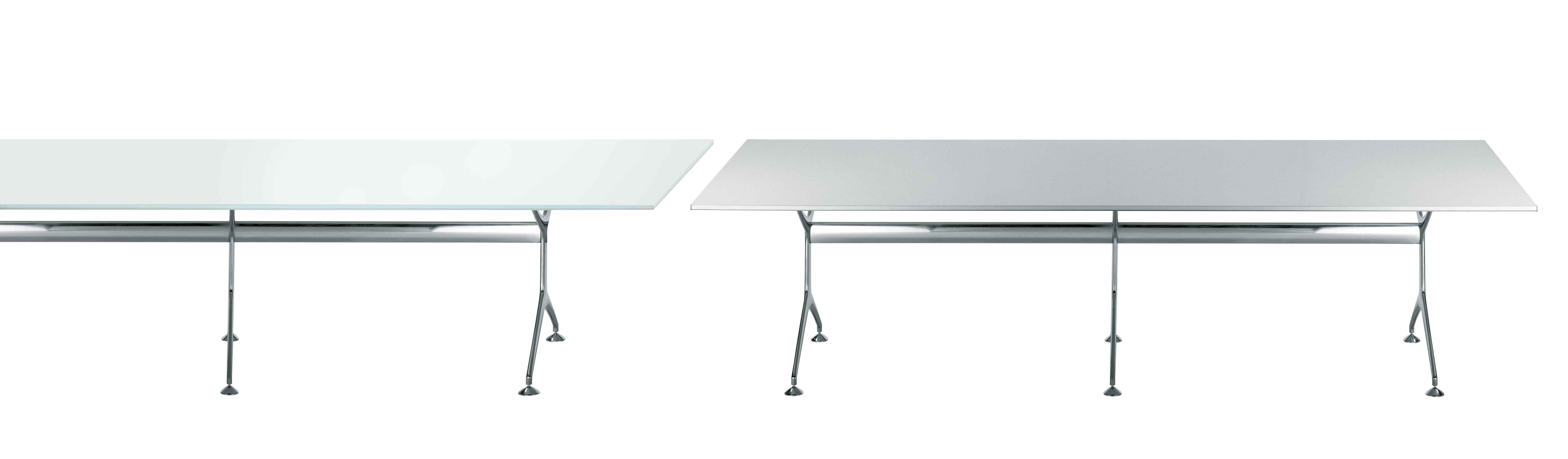Frametable Tisch Alias: Zwei moderne Tische mit rechteckigen Tischplatten in Weiß und Silber.