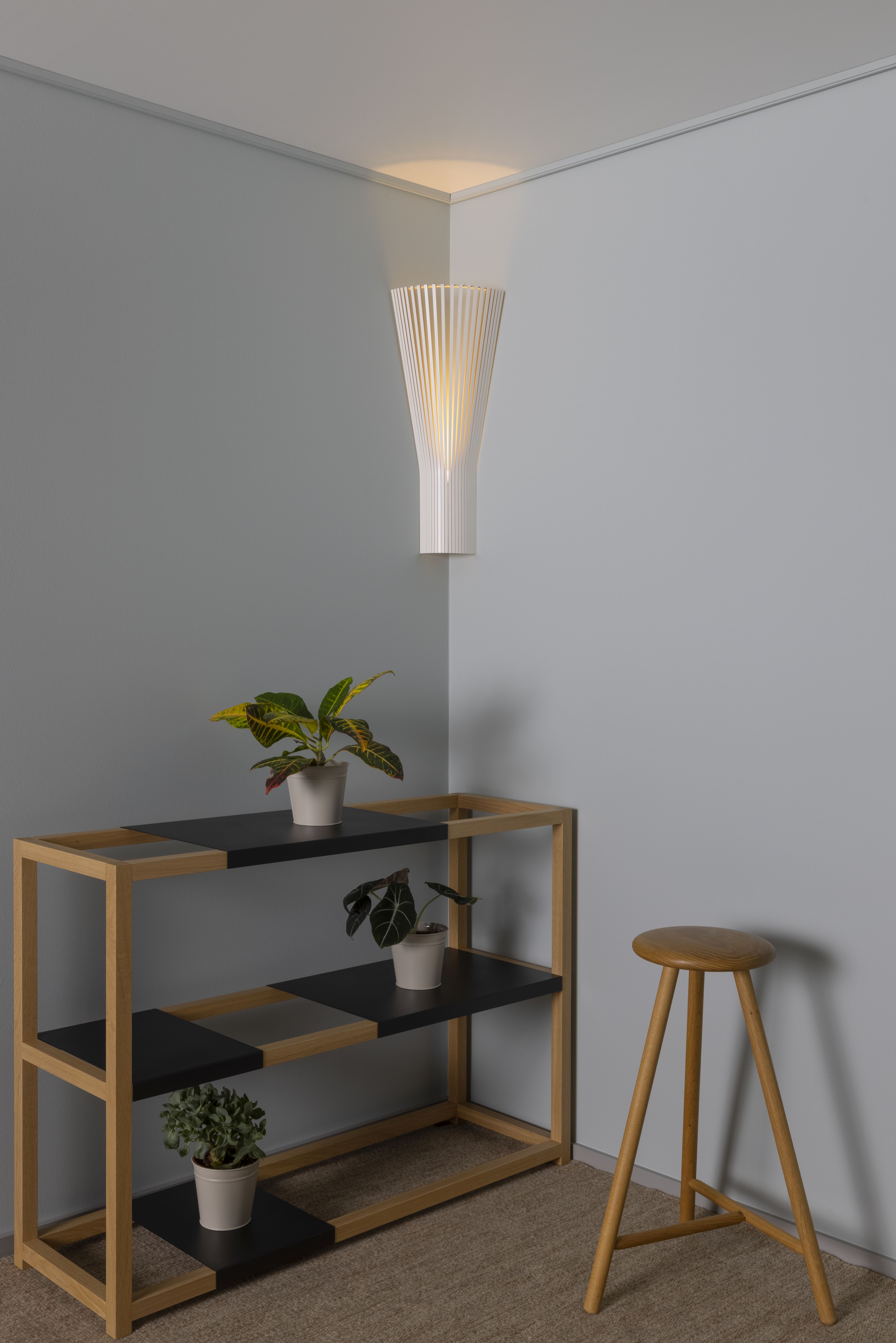 Secto Design 4236 Eckleuchte Birke weiß laminiert an Wand, Regal und Hocker.