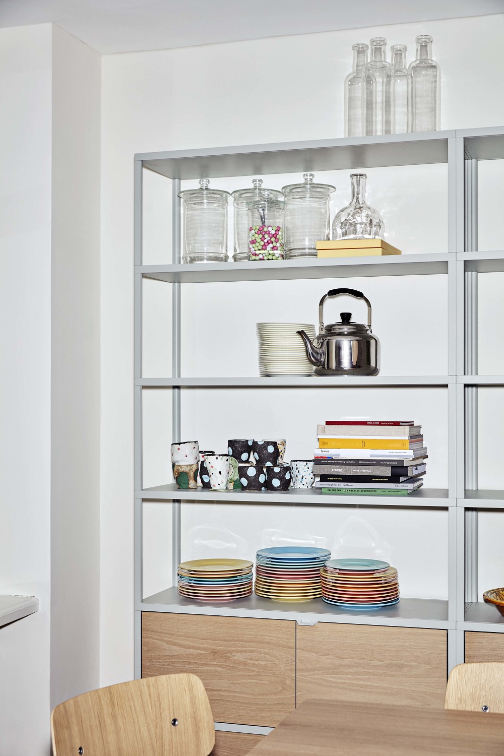 Hay New Order Sideboard Wandkombination 502 mit Geschirr, Gläsern und Deko-Objekten im modernen Wohnraum.