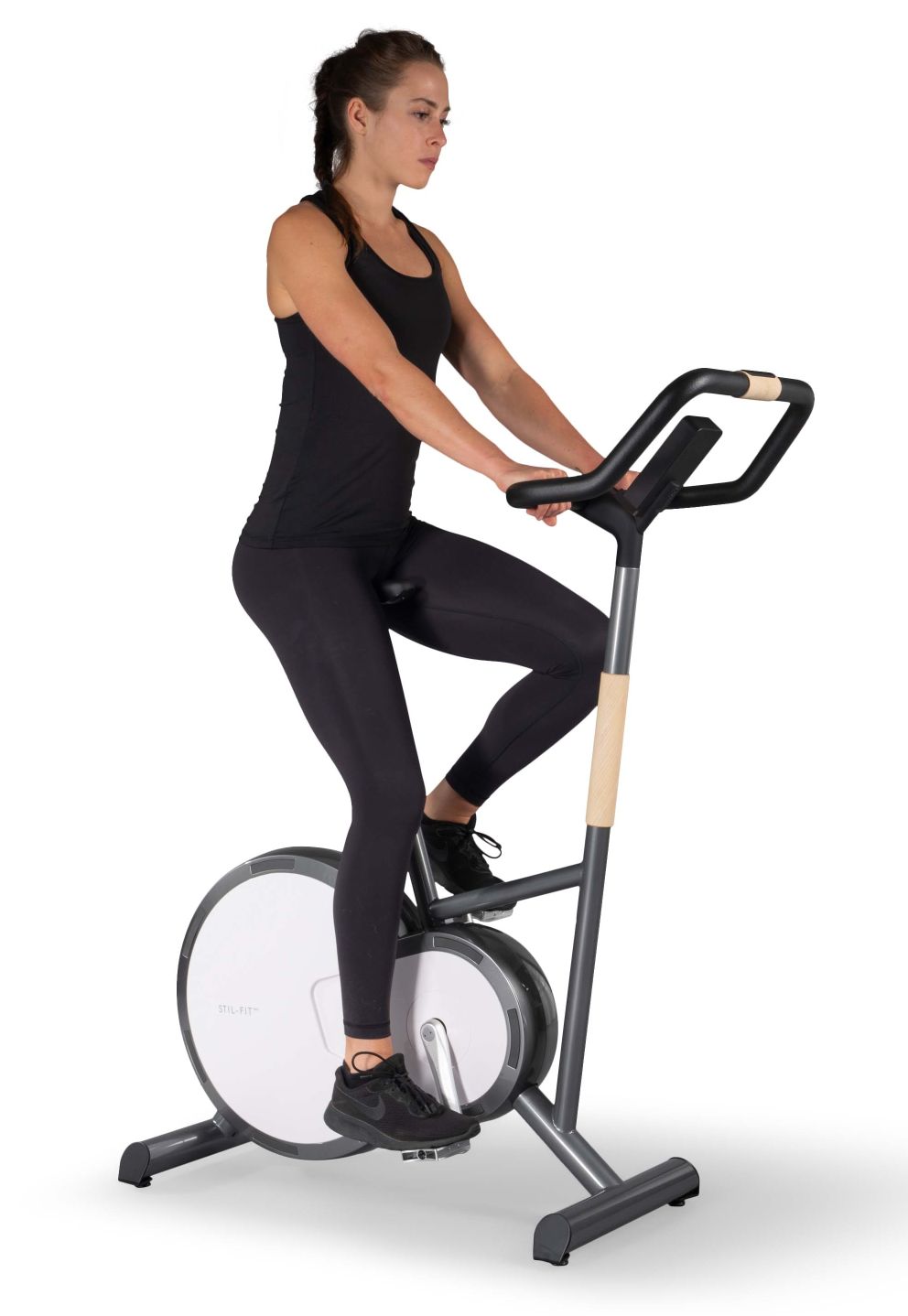 Frau trainiert auf einem Stil-Fit Ergometer in Esche-weiß für ein effektives Cardiotraining.