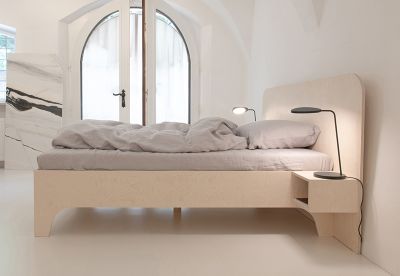 VALENTINA Bett 180x200 cm: Modernes Holzbett mit Nachttisch und grauer Bettwäsche in hellem Raum.