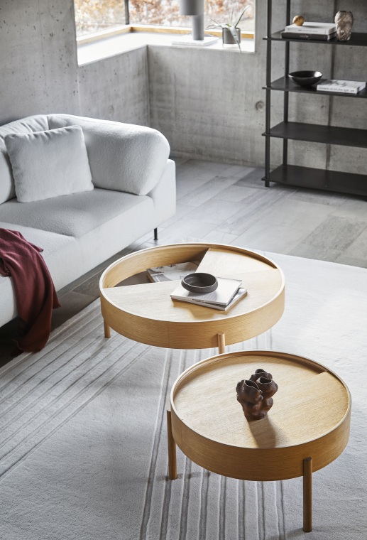 Grauer Kyoto Teppich von Woud (200x300 cm) im modernen Wohnzimmer mit Couch und Holztischen.