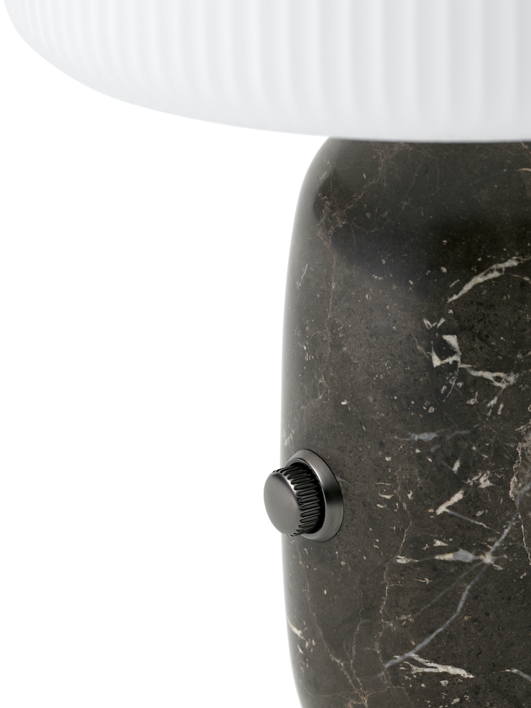 Detailaufnahme der Vipp Sculpture Tischlampe mit Marmorfuß und geripptem, weißem Lampenschirm, Fokus auf dem Dimmschalter.