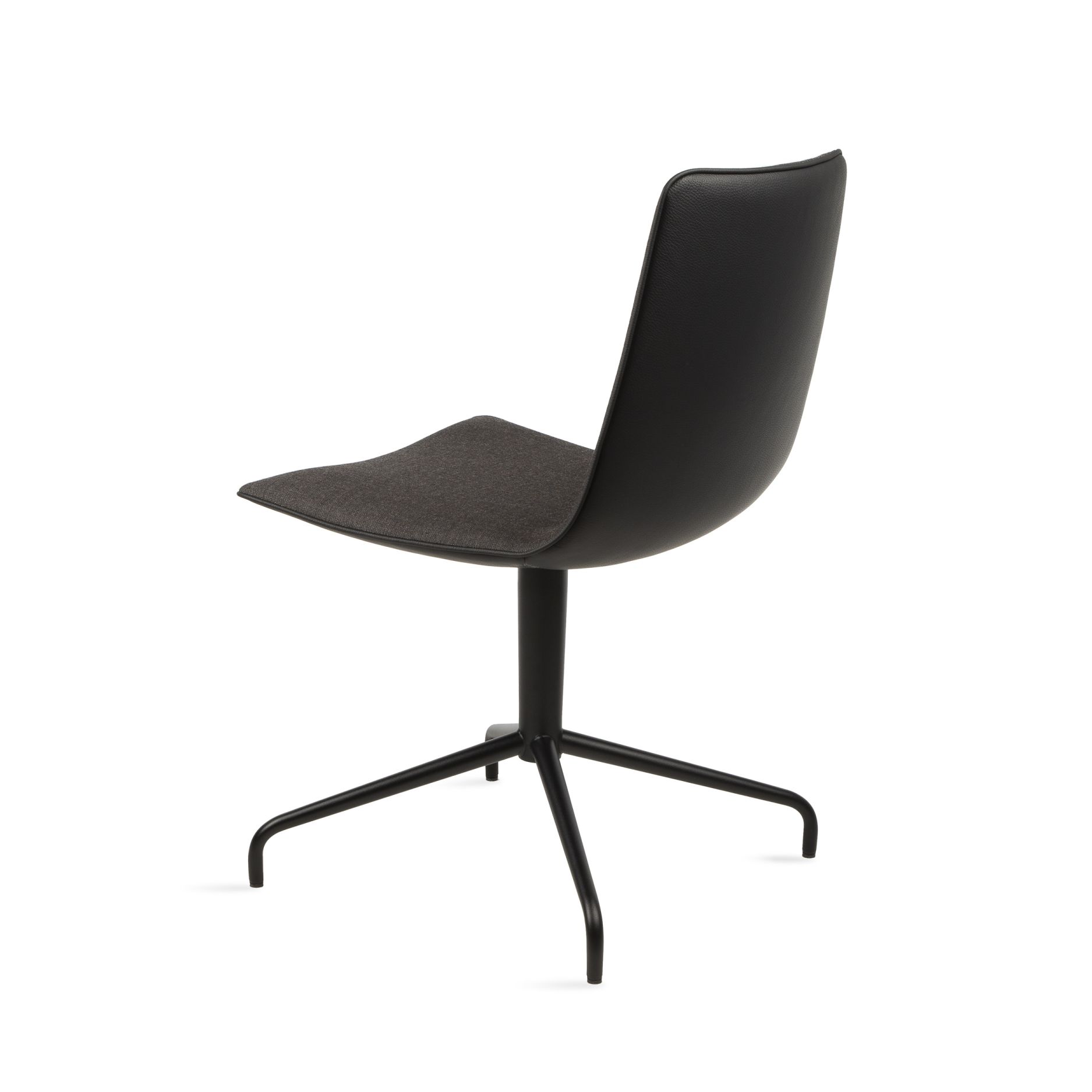 Amelie Basic Stuhl von Freifrau Manufaktur, schwarzer Design Stuhl mit Stoffbezug und Metallfuß.