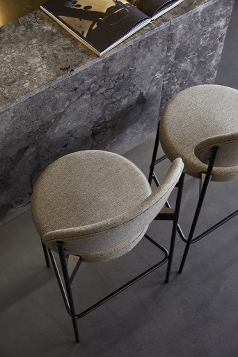 Series 430 Barhocker mit schwarzem Gestell und grauem Stoffbezug, modernes Design für Küche oder Bar.