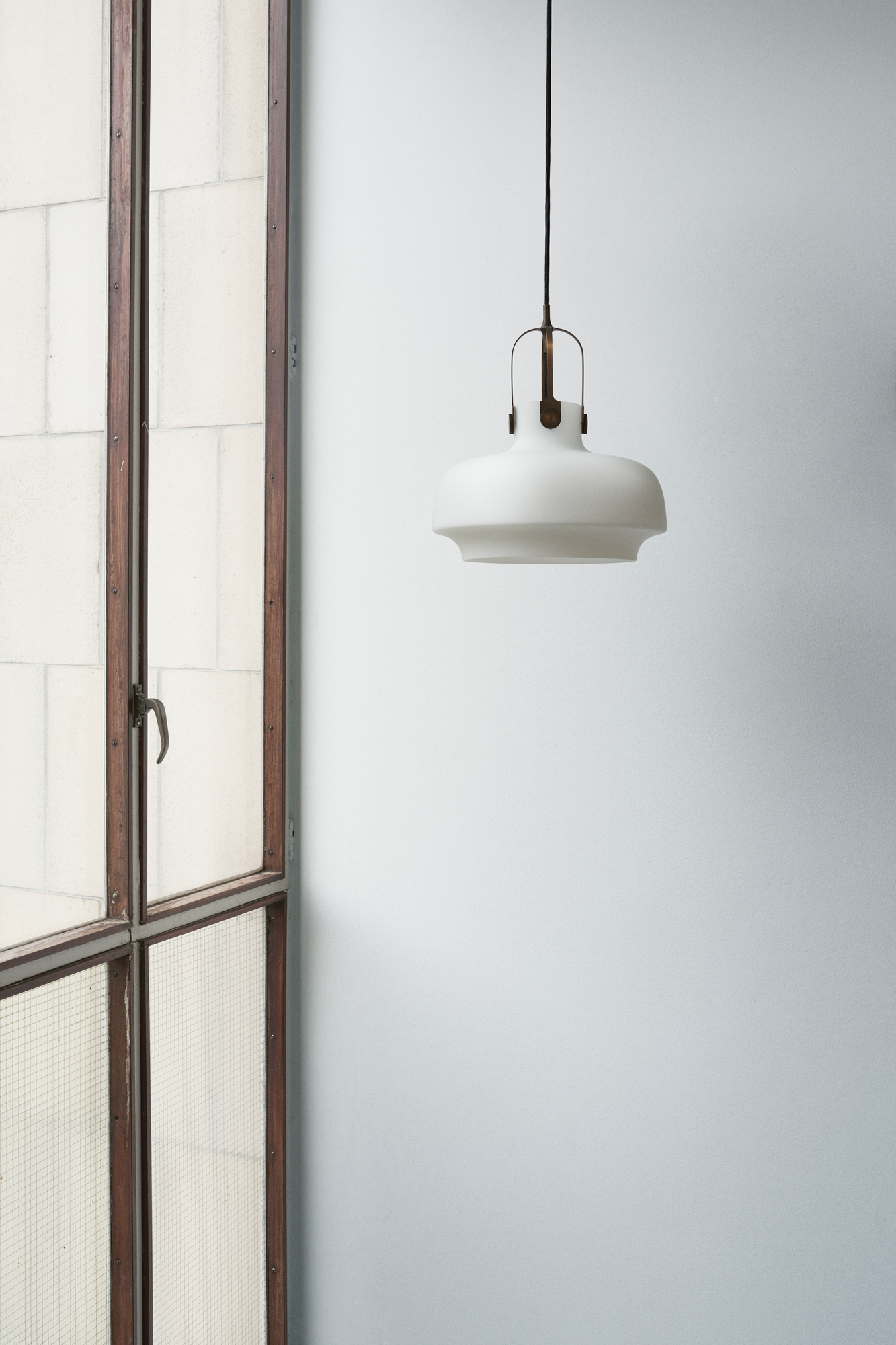Nahaufnahme der AndTradition Copenhagen SC6 Pendelleuchte, eine moderne, weiße Hängelampe im minimalistischen Design.