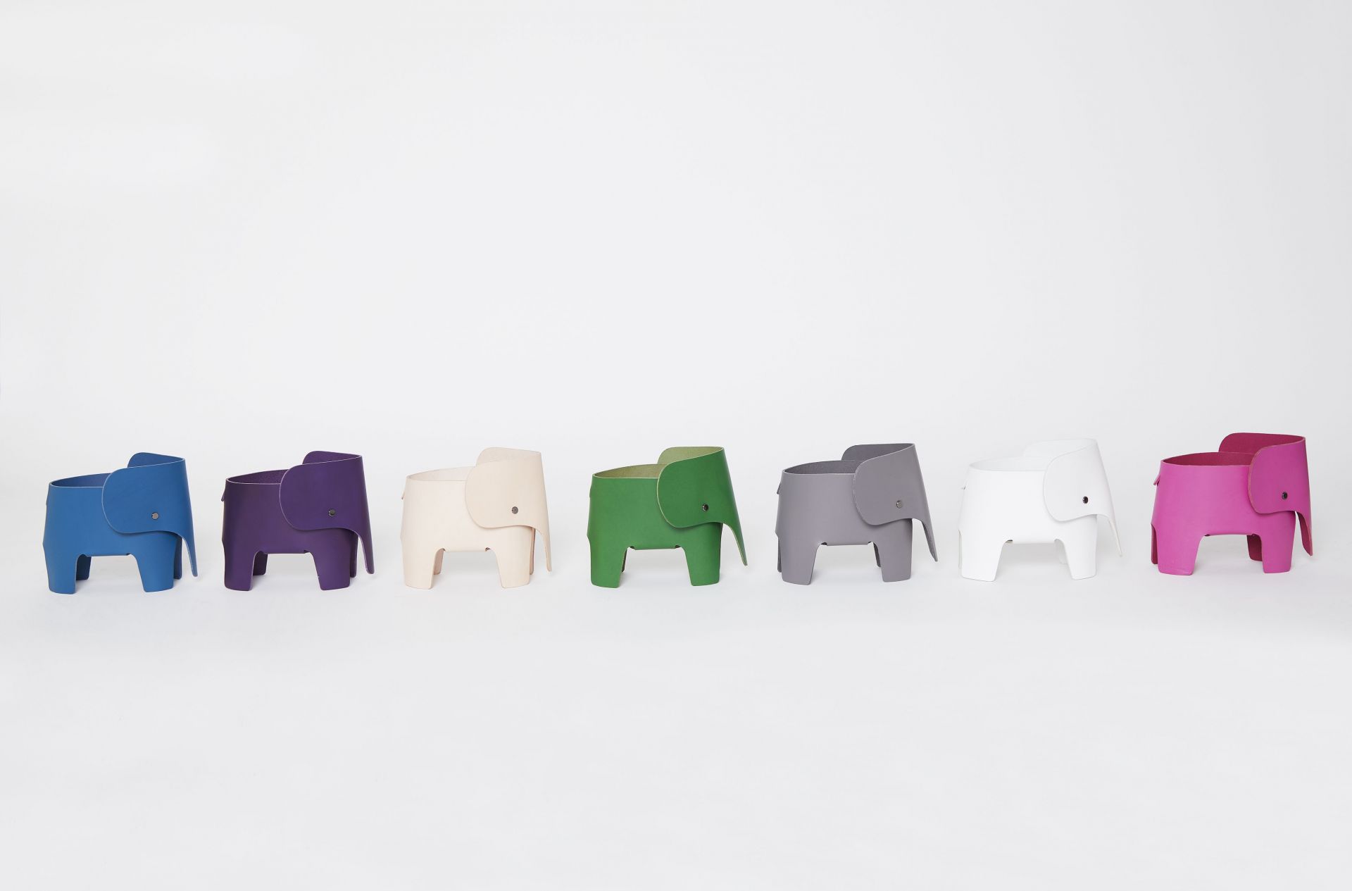 Grüne Elephant Akkuleuchte von EO Denmark, moderne Tischleuchte in Elefantenform für stimmungsvolle Beleuchtung.