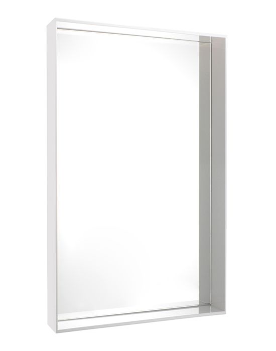 Großer, rechteckiger "Only Me" Spiegel von Kartell mit weißem Rahmen für Wandmontage.