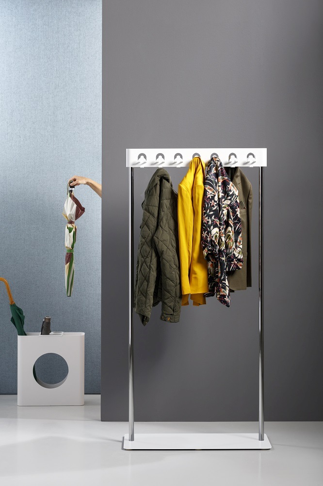Moderner Garderobenständer mit Jacken, Mantel und Schirmständer für stilvolle Flureinrichtung im minimalistischen Design.