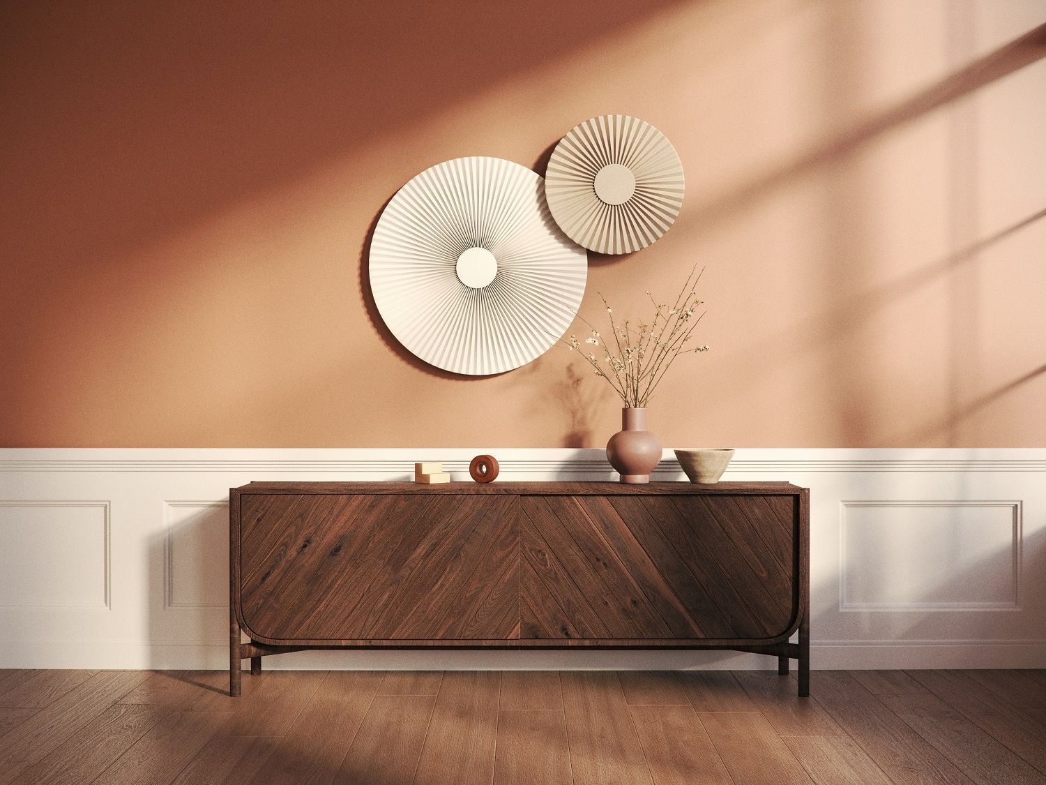 Wohnzimmer-Szene mit braunem Holzschrank, Wanddekoration und Carmen Wall Lampe, die eine warme Atmosphäre schafft.