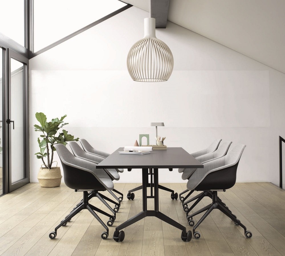 Yonda Universalstuhl von Wilkhahn, graue Drehstühle mit Rollen an einem Konferenztisch in modernem Büro.