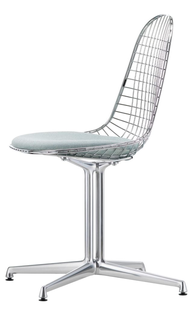 DKL-5 Wire Chair Stuhl von Vitra mit hellblauem Sitzkissen, Drahtgestell und verchromtem Fußkreuz.
