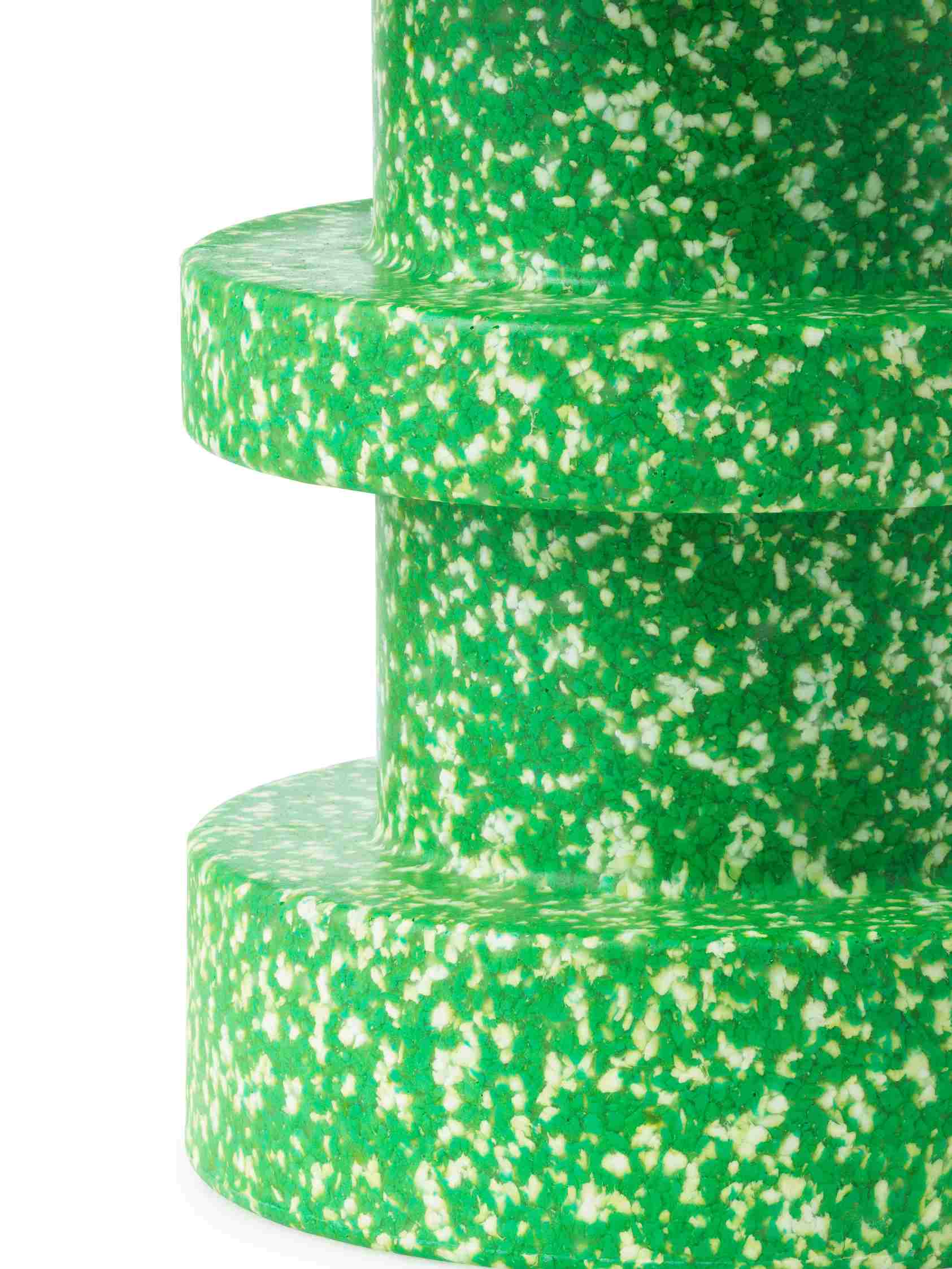 Nahaufnahme des grünen Normann Copenhagen Bit Stool Stack Hockers mit einzigartiger Textur und modernem Design.