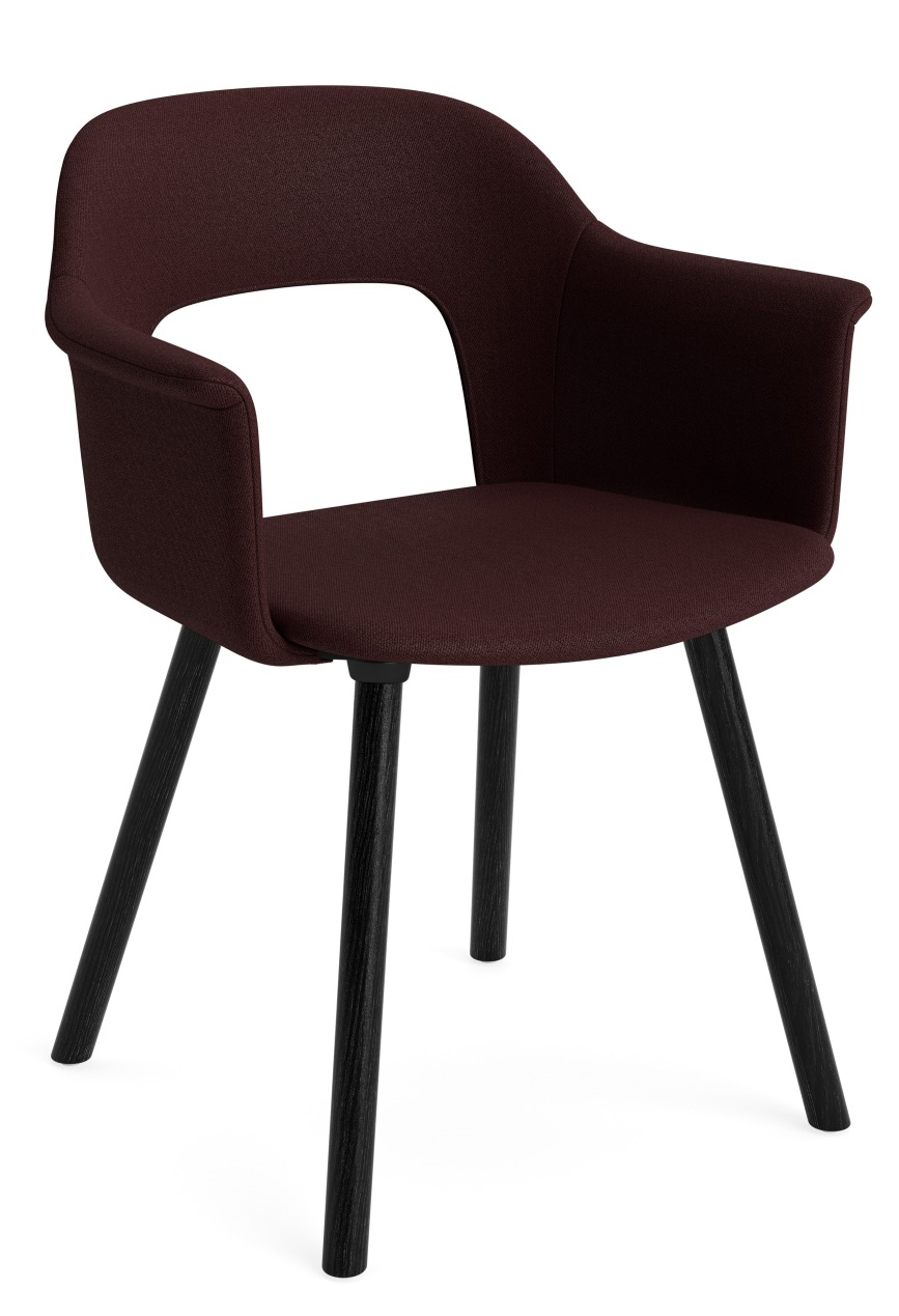 Layout Armchair 224 von Hay, brauner Polsterstuhl mit Armlehnen und schwarzen Holzbeinen.