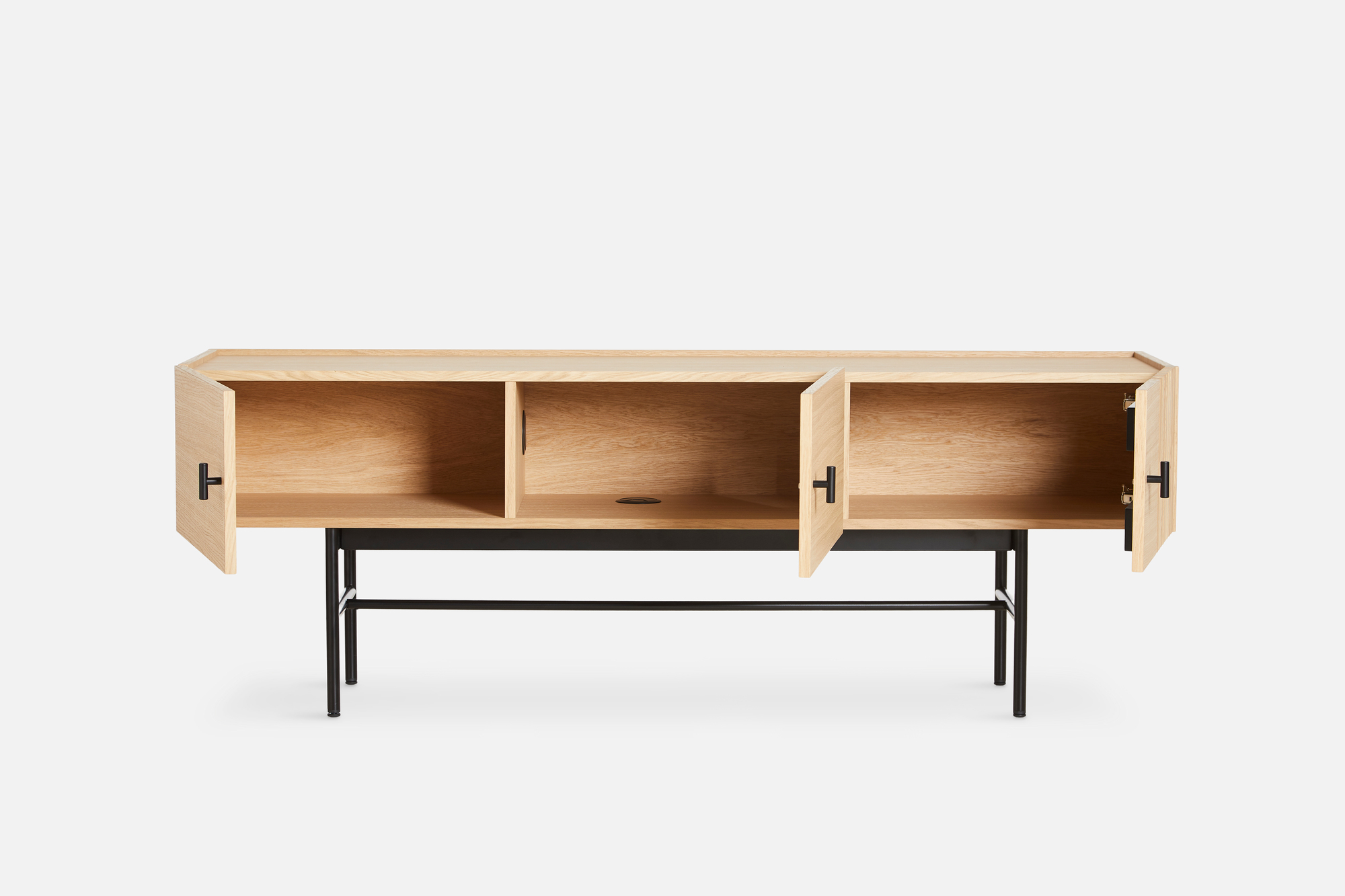 Array Low Sideboard (150cm) von Woud, helles Holz, schwarzes Metallgestell, drei offene Fächer, moderne Wohnzimmermöbel.