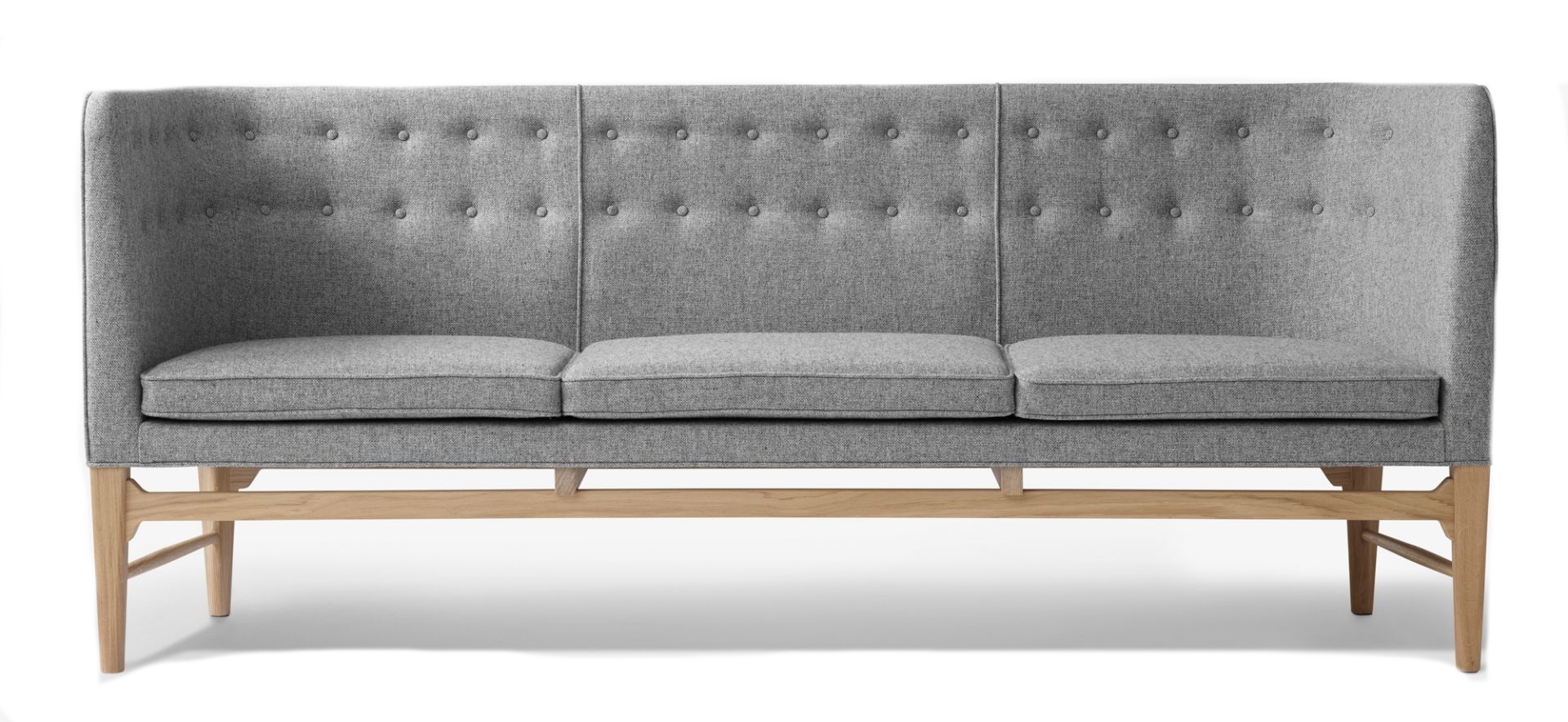 Graues Mayor Sofa von AndTradition mit Knopfdetails und hellem Holzgestell. Modernes 3-Sitzer Sofa.