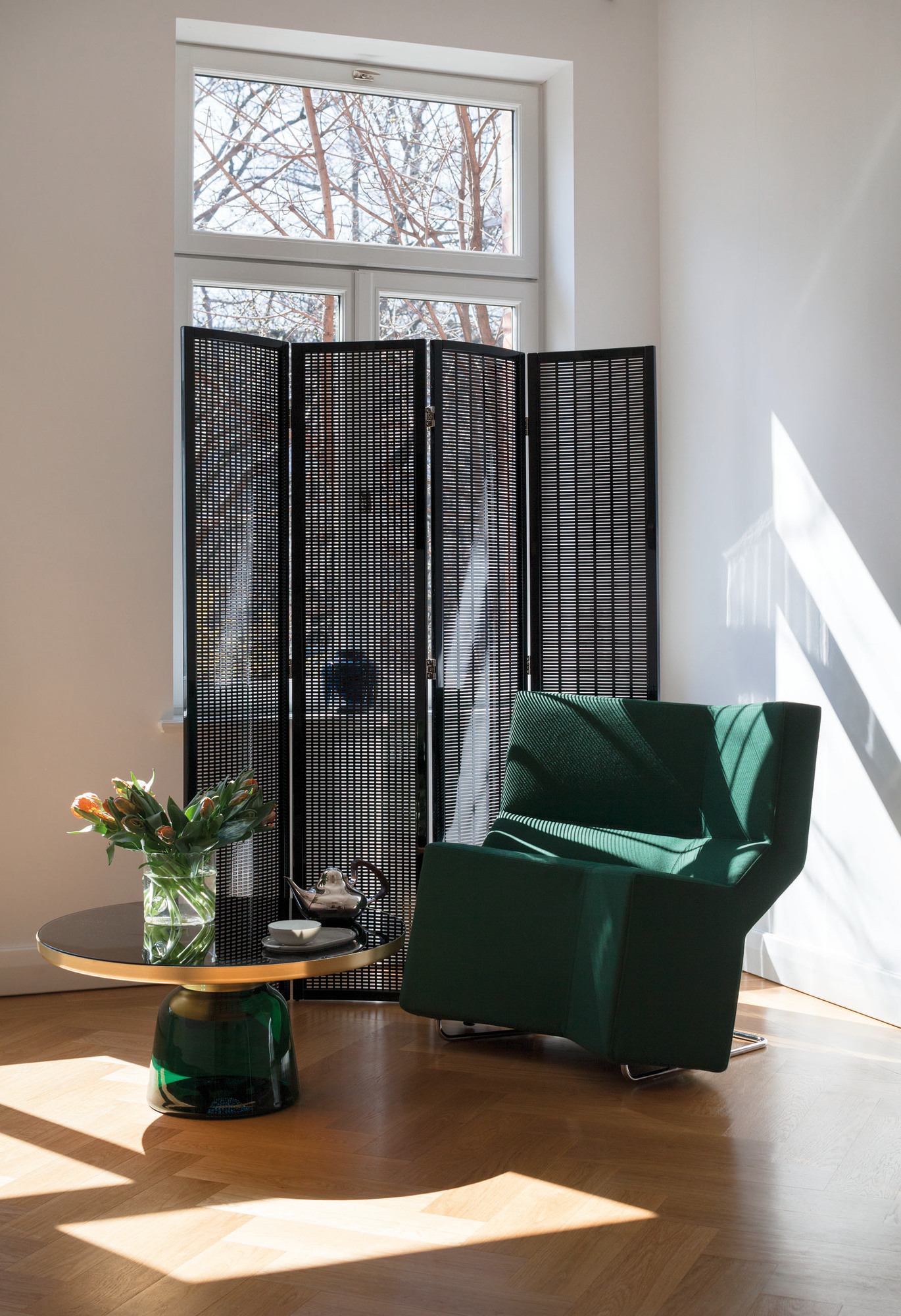 Nahaufnahme des ClassiCon Bell Coffee Table mit Marmor Tischplatte in stilvollem Wohnambiente.