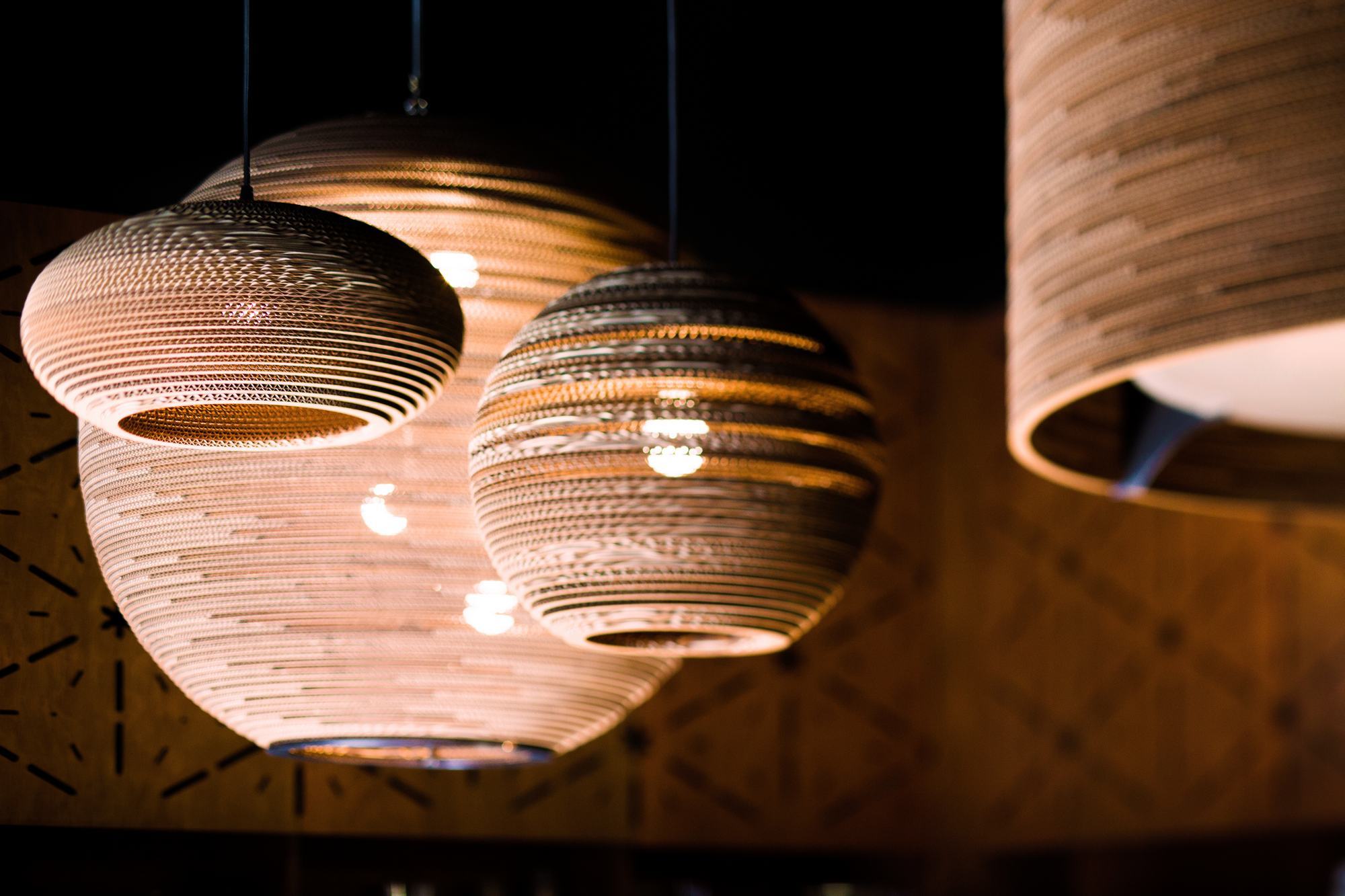 Mehrere Moon18 Scraplights Hängeleuchten von Graypants aus recycelter Pappe, warmes Licht.