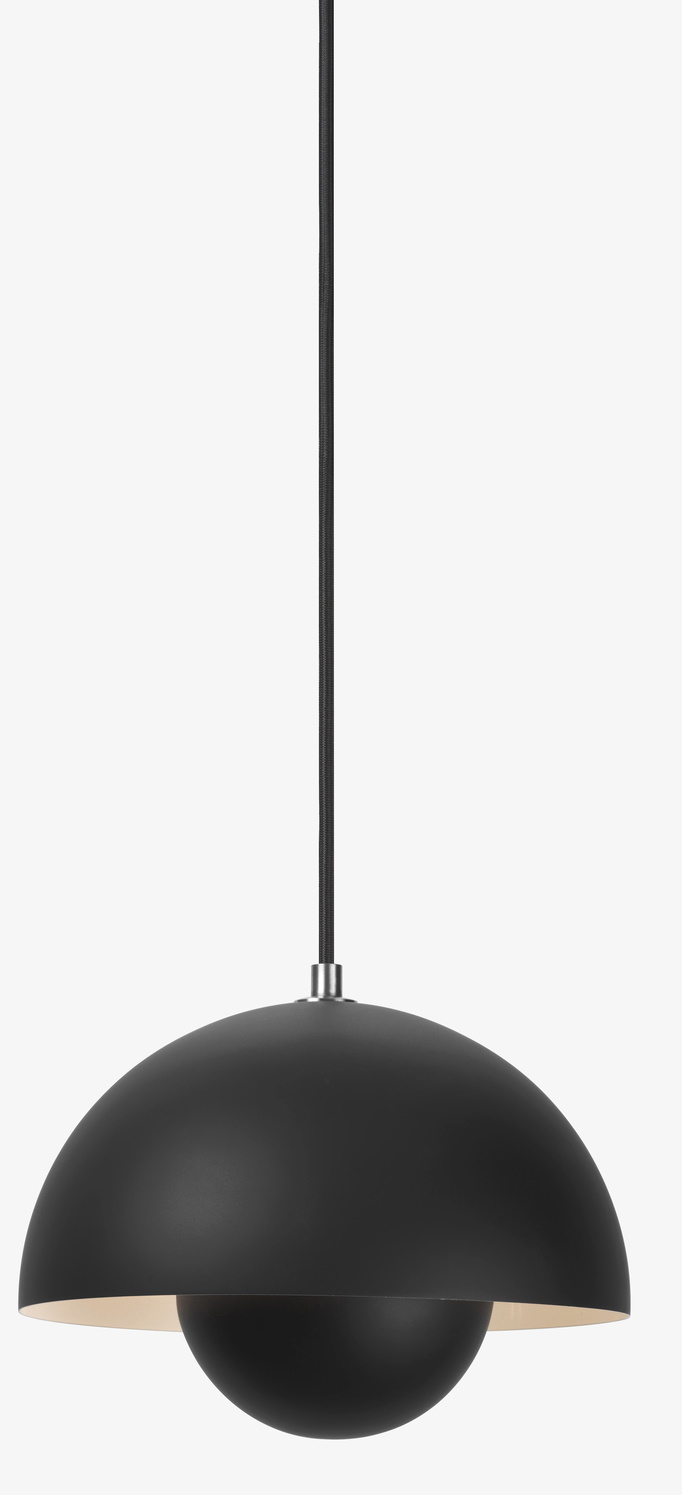 Schwarze AndTradition Flowerpot VP1 Pendelleuchte mit Textilkabel vor einem weißen Hintergrund, modernes Design für Wohnzimmer und Esszimmer.
