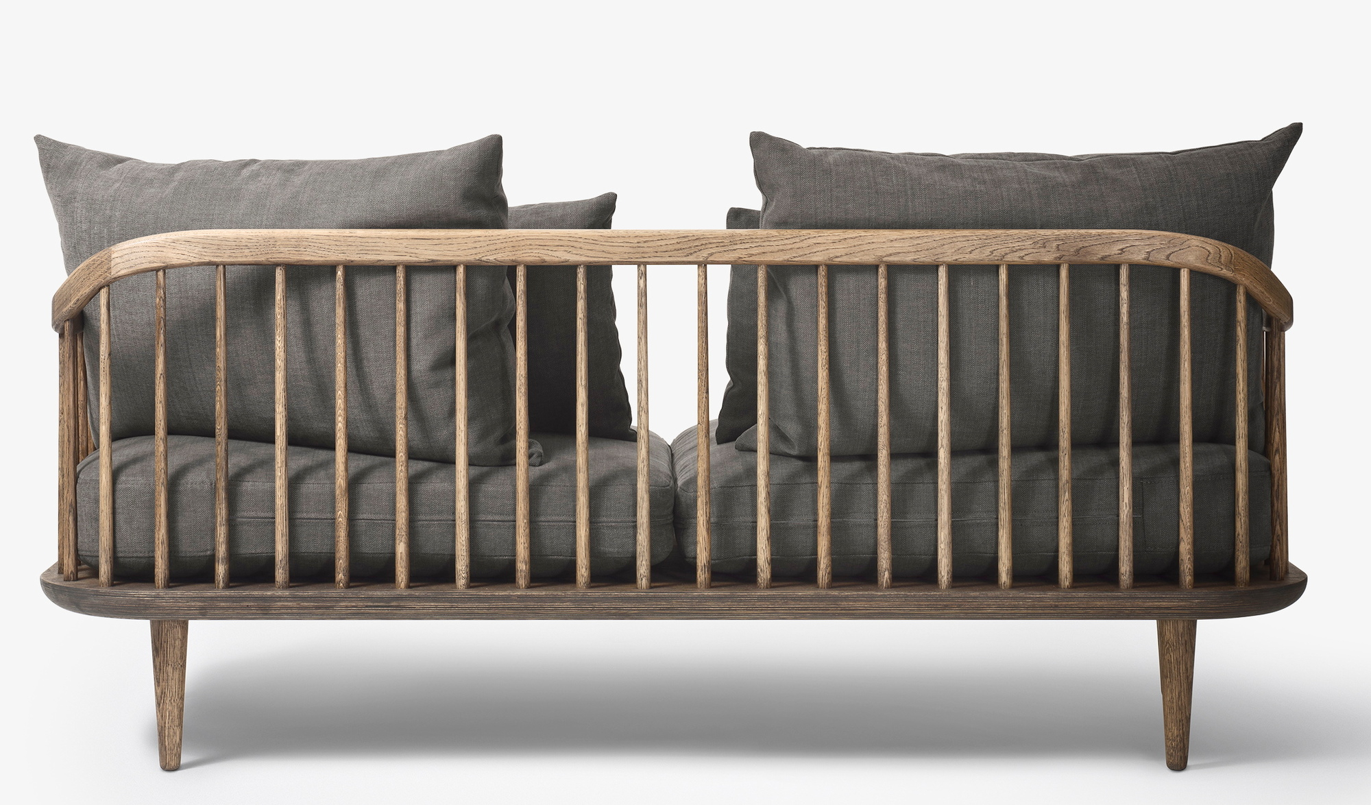 AndTradition Fly Lounge Sofa, 2-Sitzer, Holzgestell mit grauen Kissen, modernes Design Sofa.