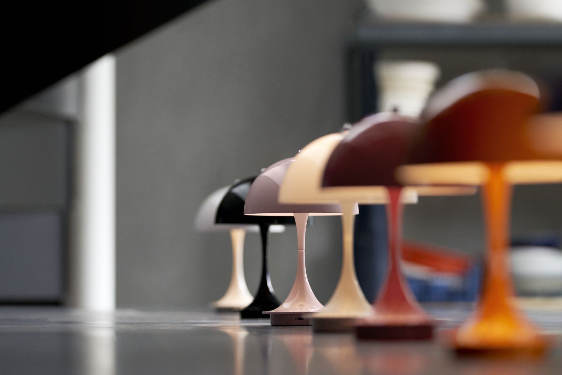 Panthella 160 draagbare LED-tafellamp op accu voor binnen en buiten van Louis Poulsen, opaalgrau