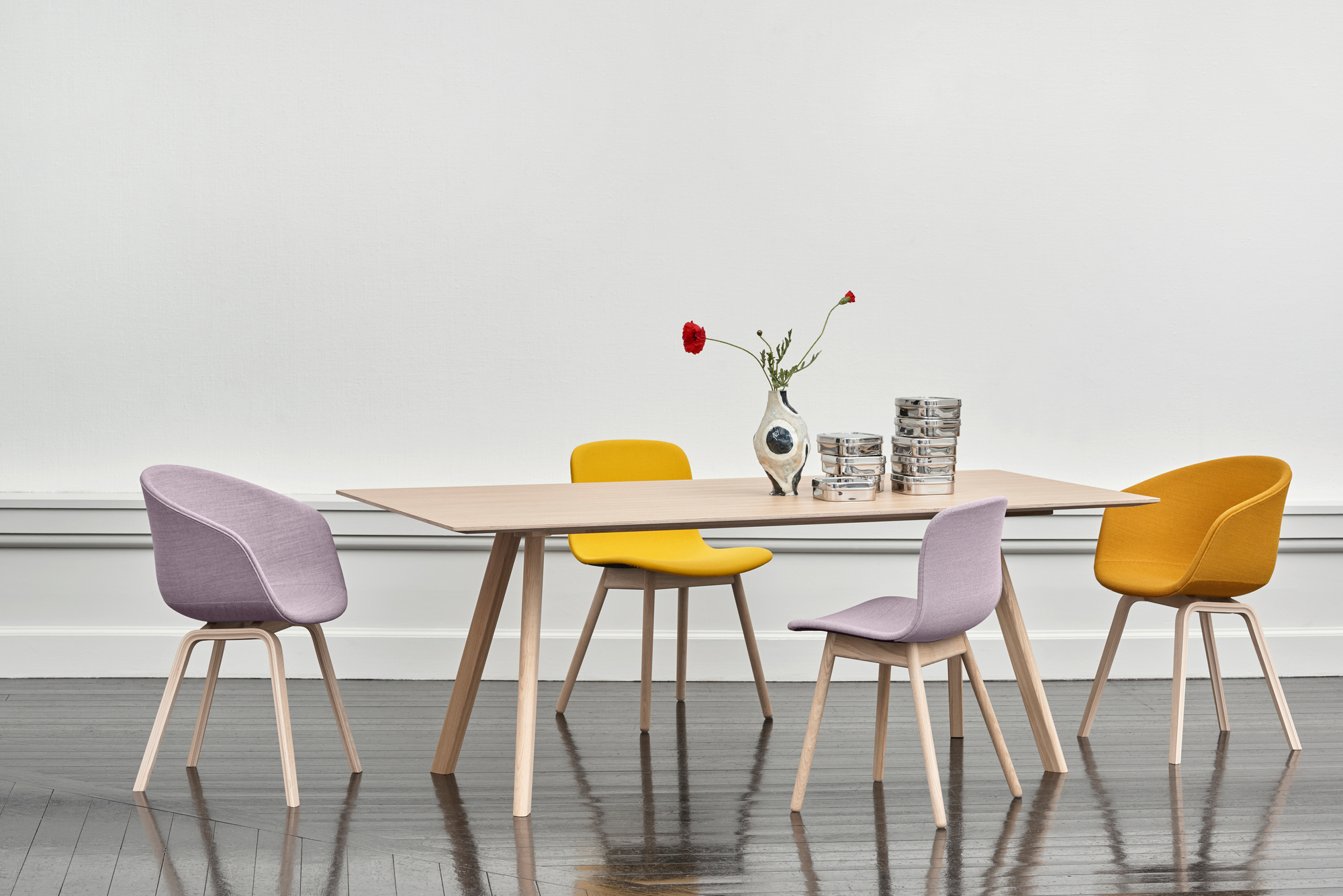 Esstisch mit vier Hay About A Chair AAC 13 Stühlen in Gelb und Lila, Vollpolster und Holzbeinen.