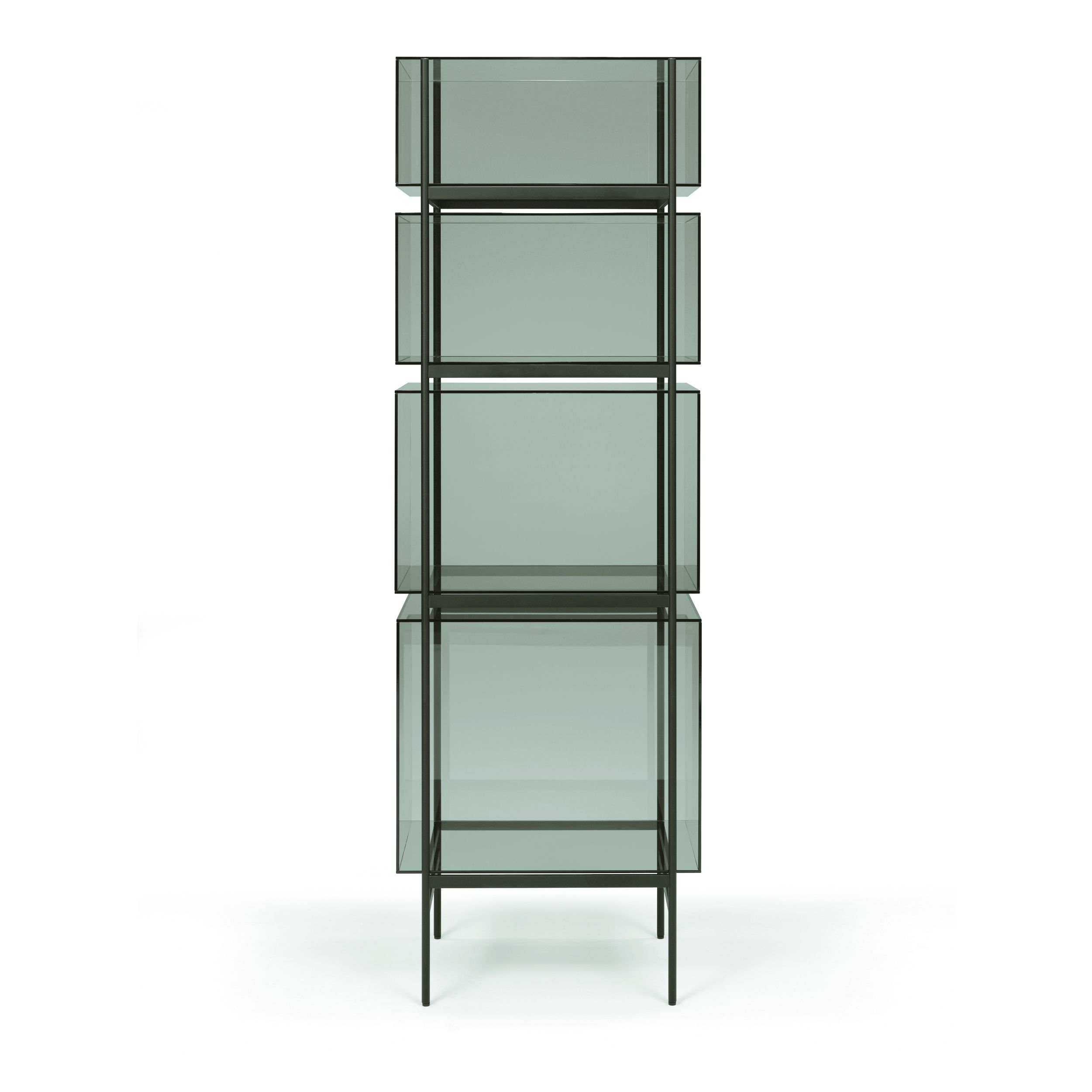 Lyn High Regal von Pulpo, modernes Design Regal mit grünen Glasböden und schwarzem Metallgestell.