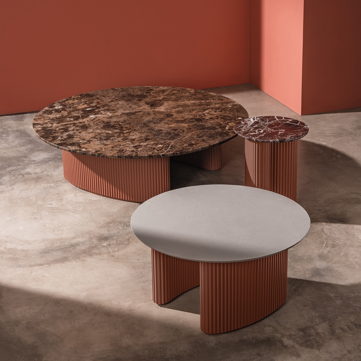 Andreu World Bolete Couchtische: Moderner Wohnzimmertisch mit Marmorplatte und gerippter Basis in Terrakotta.