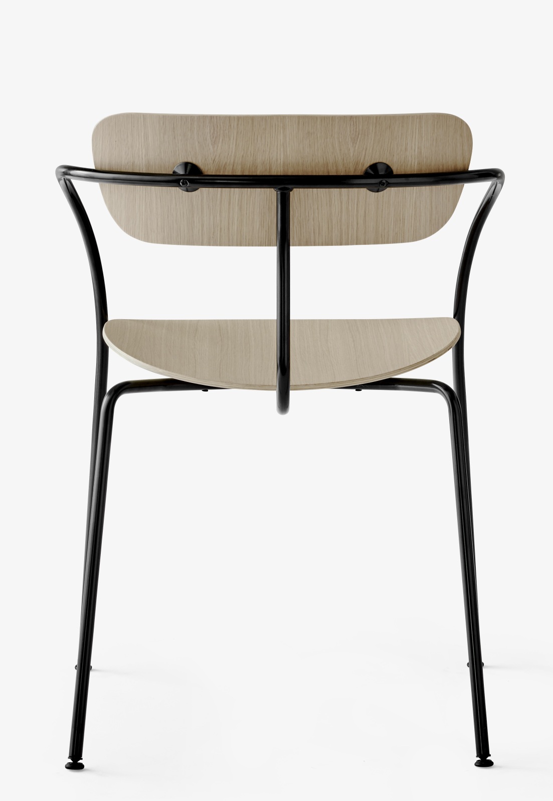 Pavilion AV2 Armchair Stuhl von AndTradition, Eiche hell mit schwarzem Metallgestell, Rückenansicht.