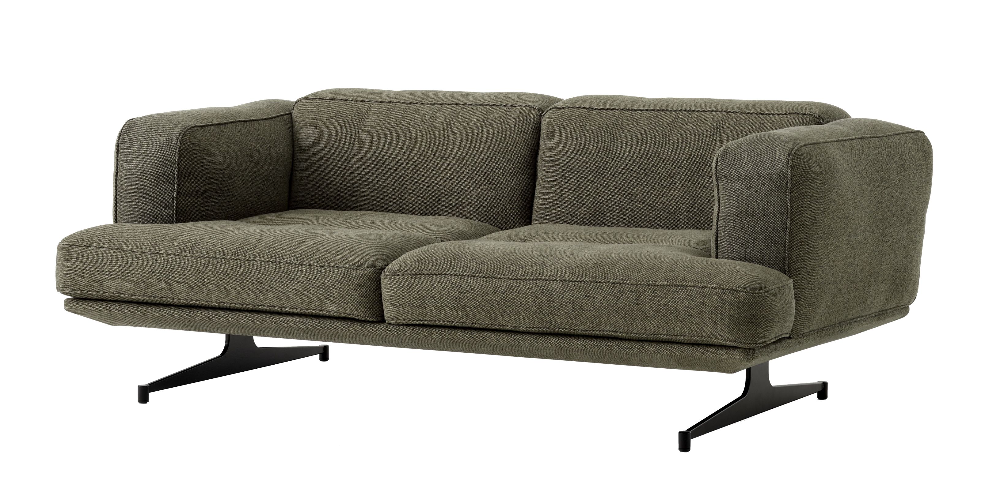 AndTradition Inland Sofa AV22/AV23 in olivgrünem Stoffbezug mit schwarzen Metallfüßen, modernes skandinavisches Design.