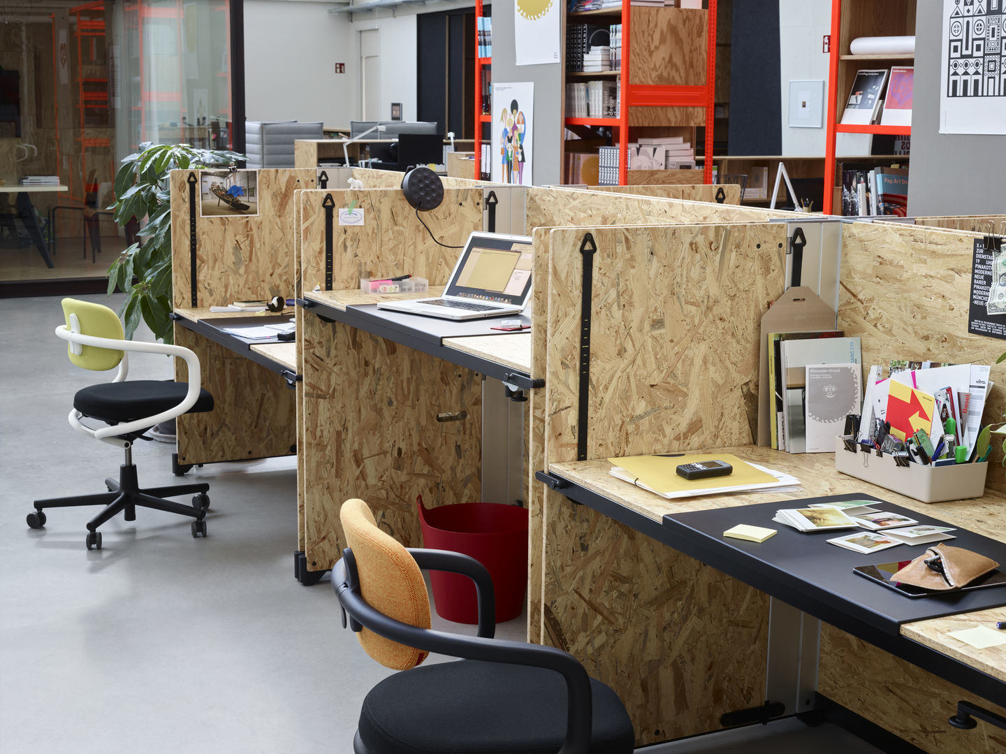 Vitra Allstar Bürodrehstuhl in einem modernen Büro mit Schreibtischen und Büromaterialien. Ergonomischer Bürostuhl mit Netzrückenlehne.