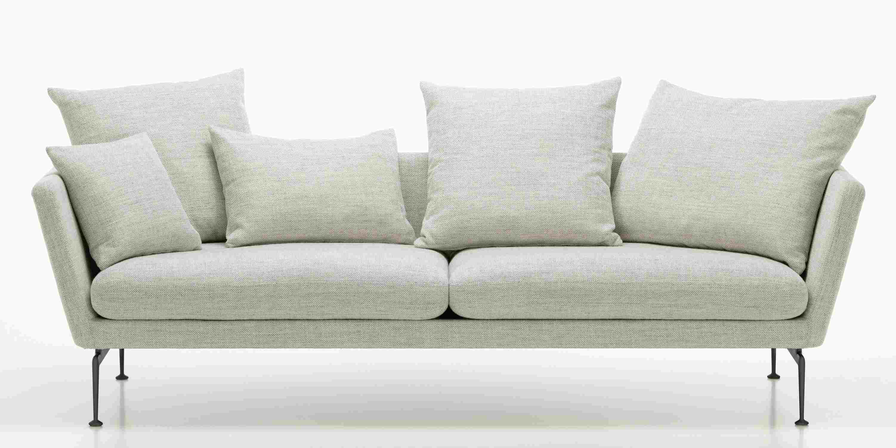 Helles Suita Sofa von Vitra mit drei Sitzen und losen Kissen auf schlanken Füßen.