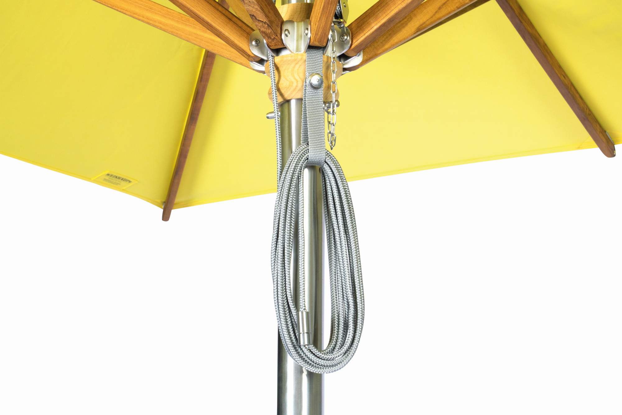 Detailaufnahme von unten: Gelber Weishäupl Sonnenschirm mit Holzstreben und Aufrollmechanismus. Ideal für Garten, Terrasse und Balkon.
