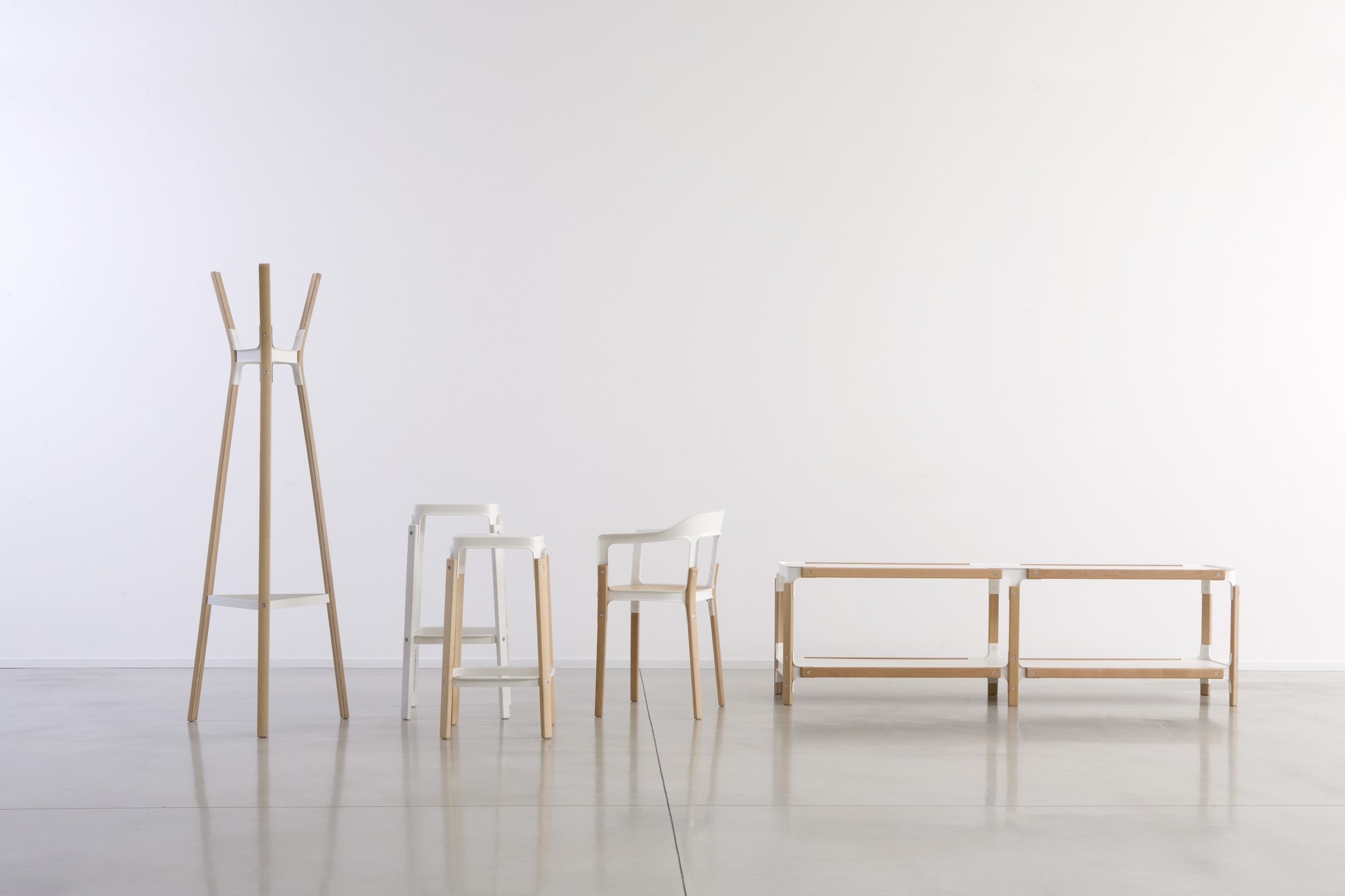 Magis Steelwood Chair, Hocker, Garderobe und Regal in minimalistischem Design, Holz und Weiß.