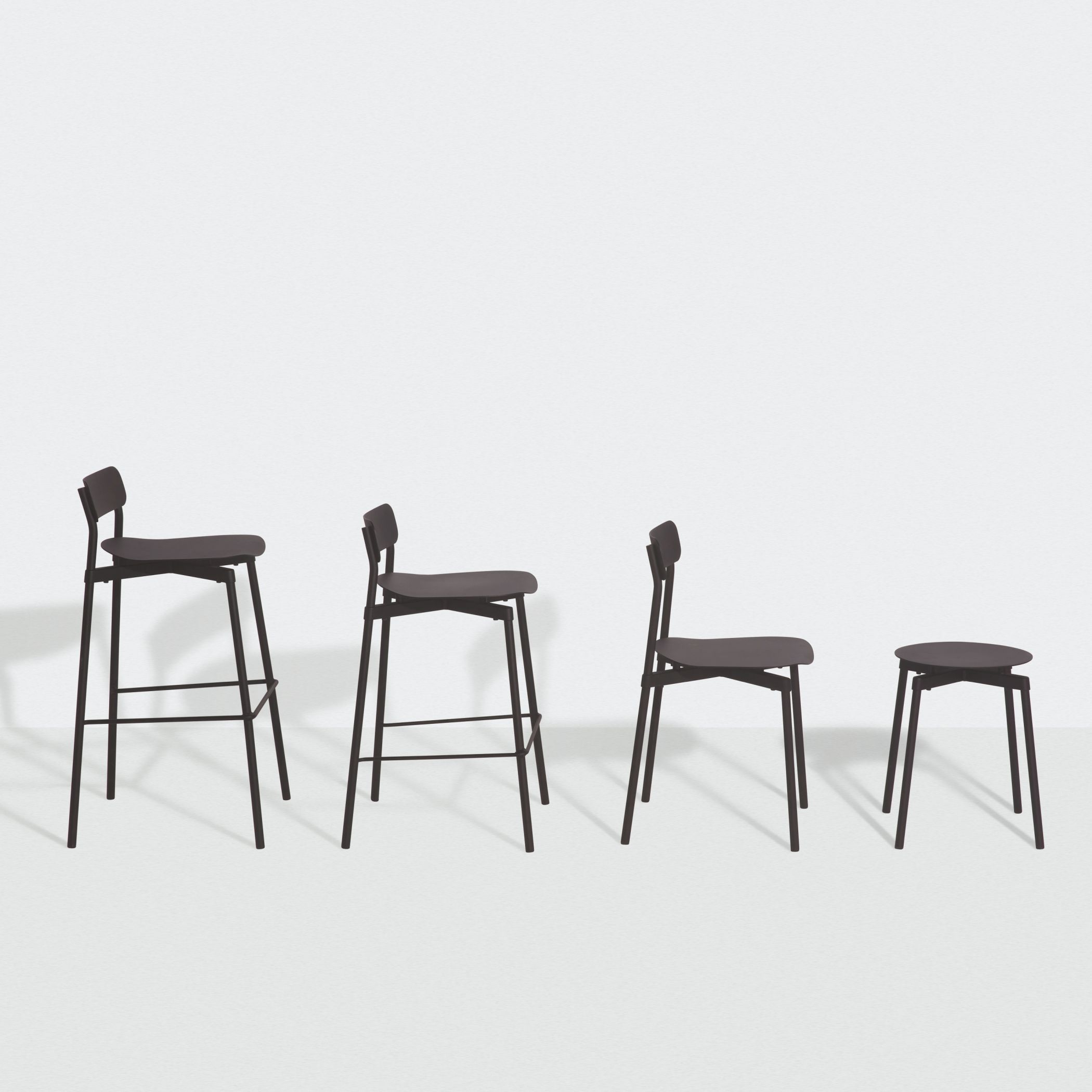 Vier Barhocker und Stühle in verschiedenen Höhen, Fromme Barstool Design, mintgrün.
