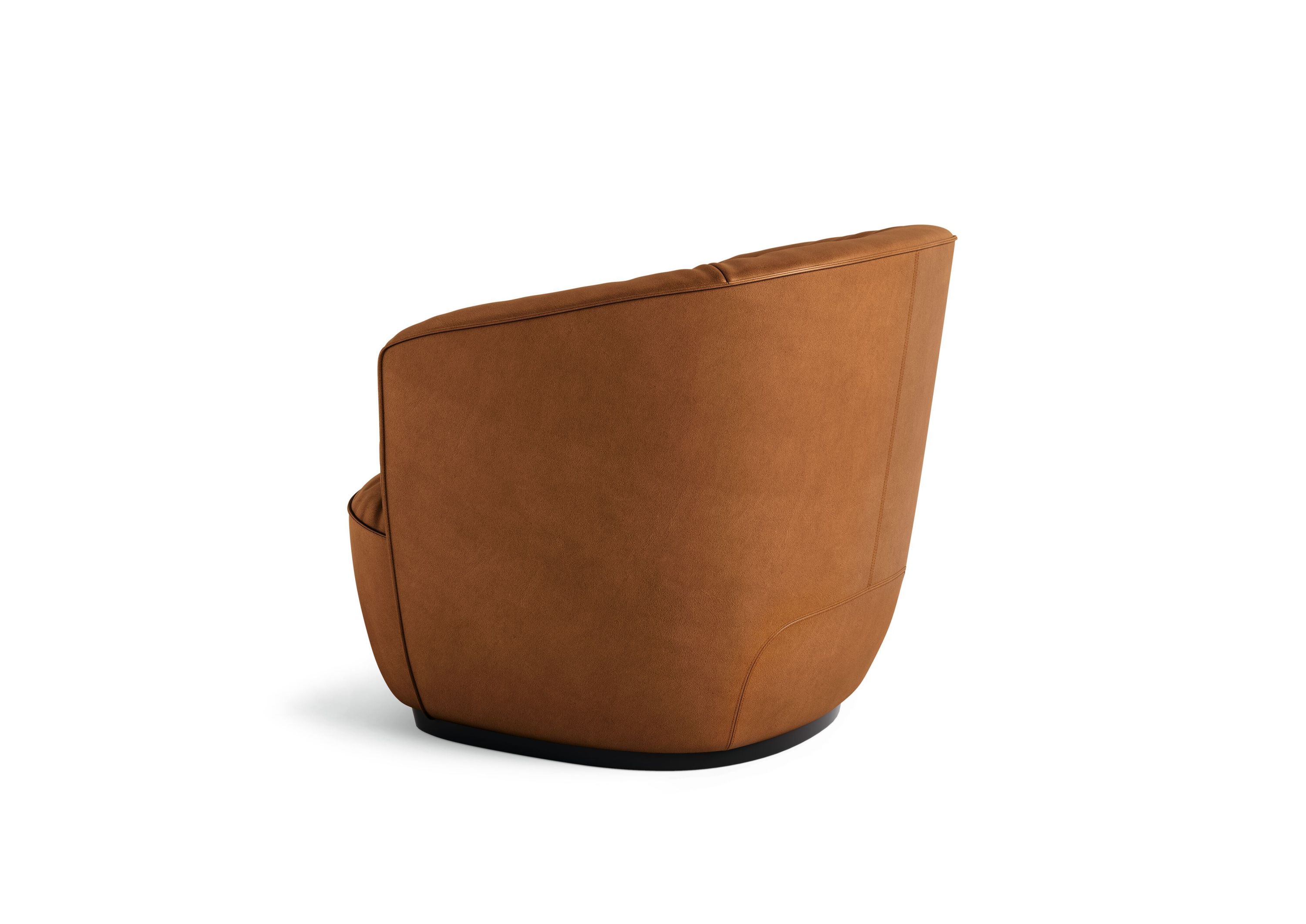 Rückansicht des Ishino Sessels von Walter Knoll in braunem Leder auf weißem Hintergrund.