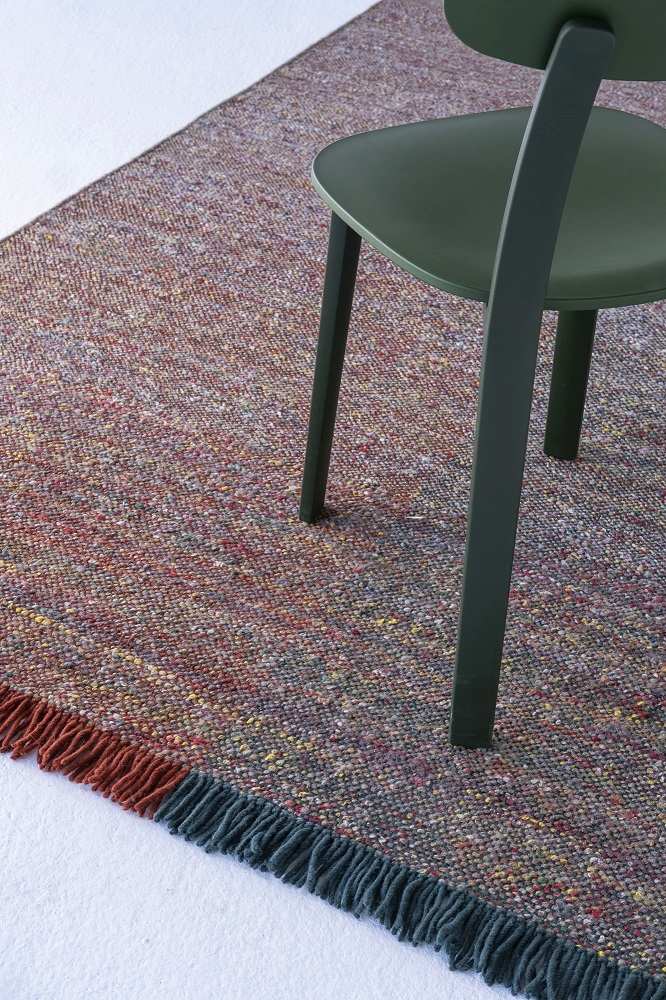Detailaufnahme des Nanimarquina Re-Rug Teppichs (200x300 cm) mit bunten Fasern und Fransen.
