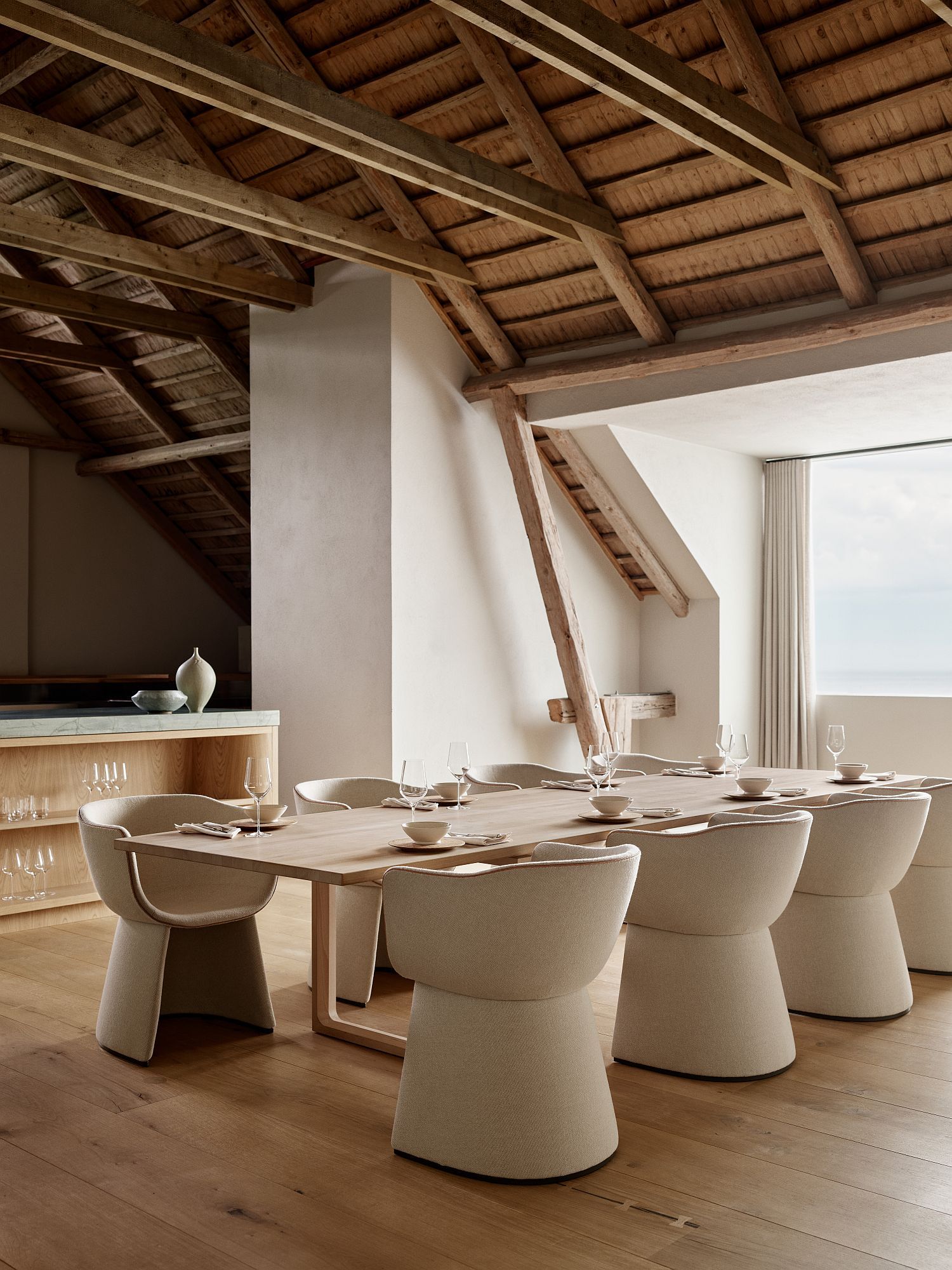 Beigefarbener Monolit Esszimmerstuhl von Fritz Hansen am Esstisch in einem hellen, modernen Esszimmer.